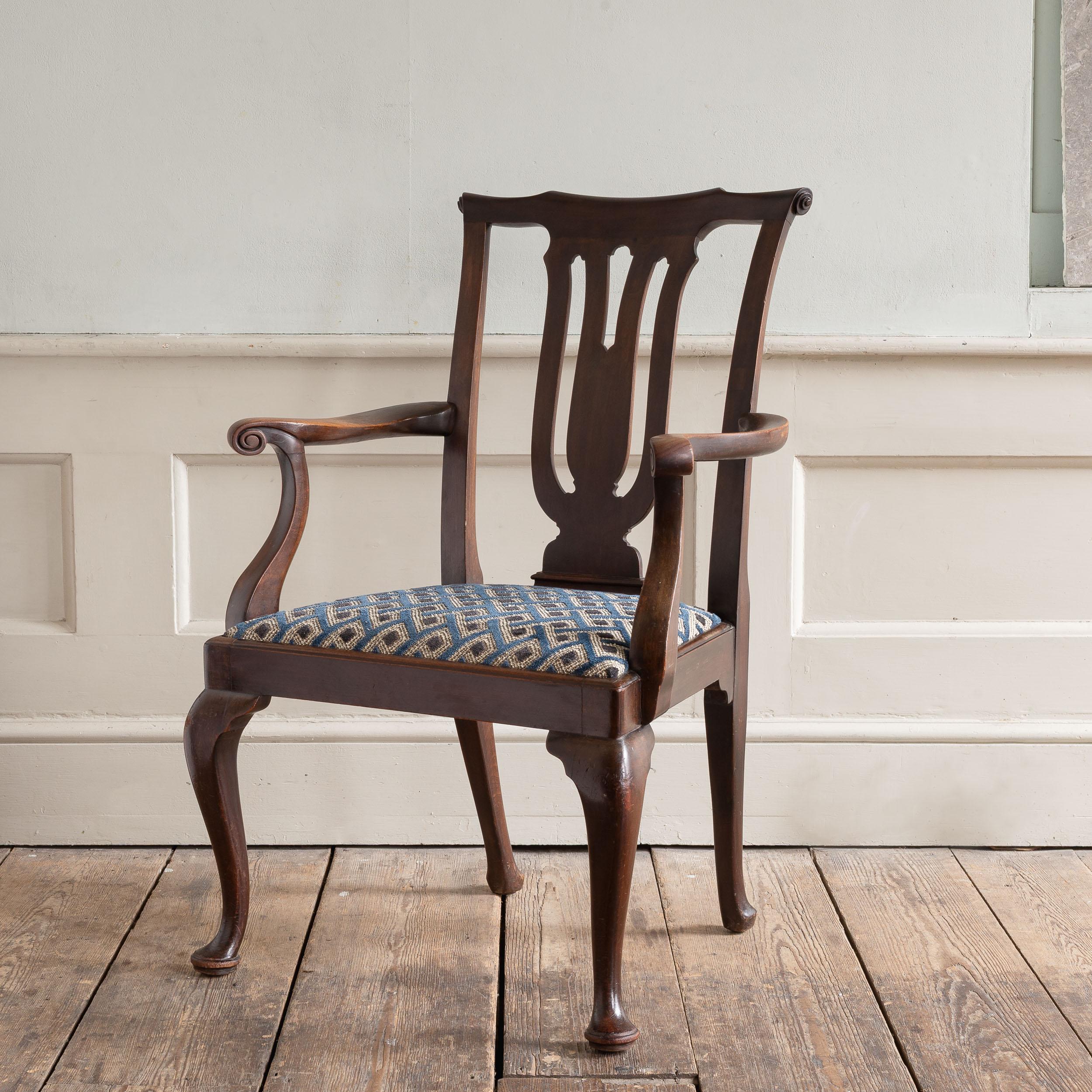 Chaise coudée de style George II, fin du dix-neuvième siècle. La structure en acajou dense et bien dessinée est dotée d'une généreuse assise garnie de tissu de velours coupé de Pierre Frey.