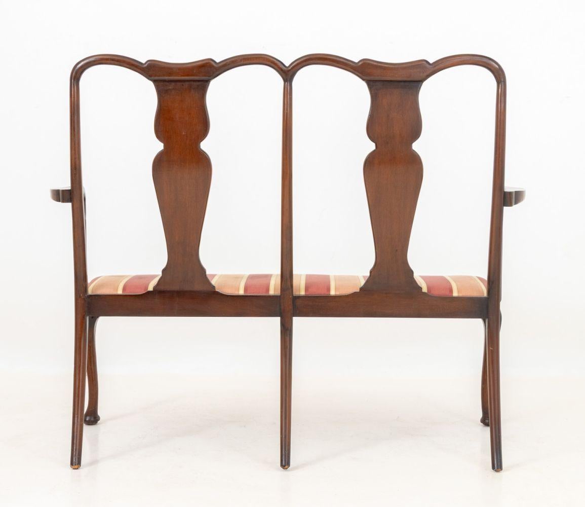 Tissu d'ameublement Canapé à dossier en acajou de style George II en vente