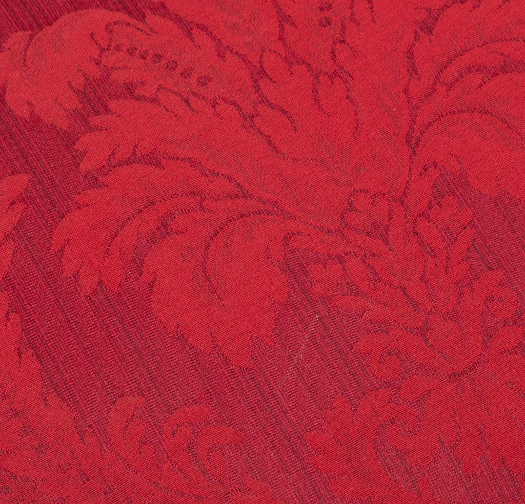 Set di dodici sedie da pranzo in mogano in stile George II, XX secolo, composto da due poltrone e dieci sedie laterali, ognuna con cresta sagomata e stecca a forma di vaso, sedili a ribalta rivestiti di damasco rosso, su gambe a cabriola. Poltrona: