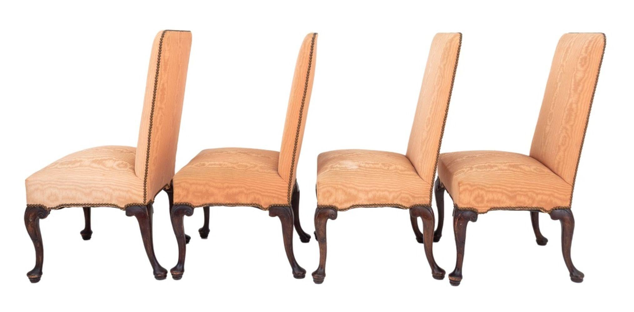 Ensemble de quatre chaises de salle à manger de style George II en acajou tapissé de soie, garniture de tête de clou en laiton, pieds en cabriole. 41,5