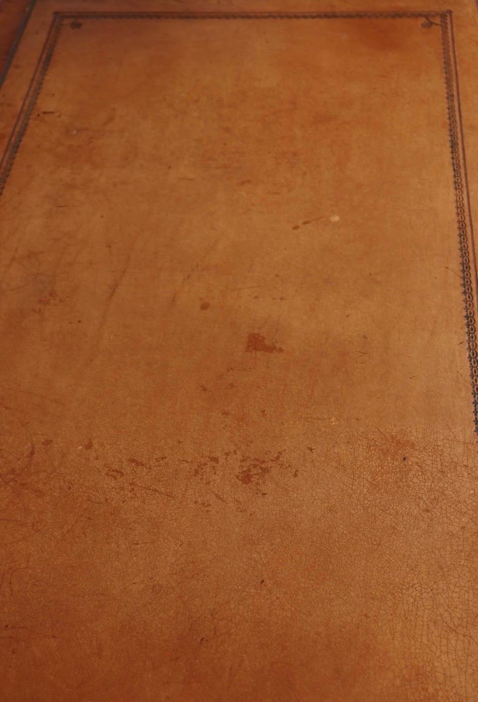 Scrivania con piano in pelle di mogano in stile Giorgio II in vendita 5