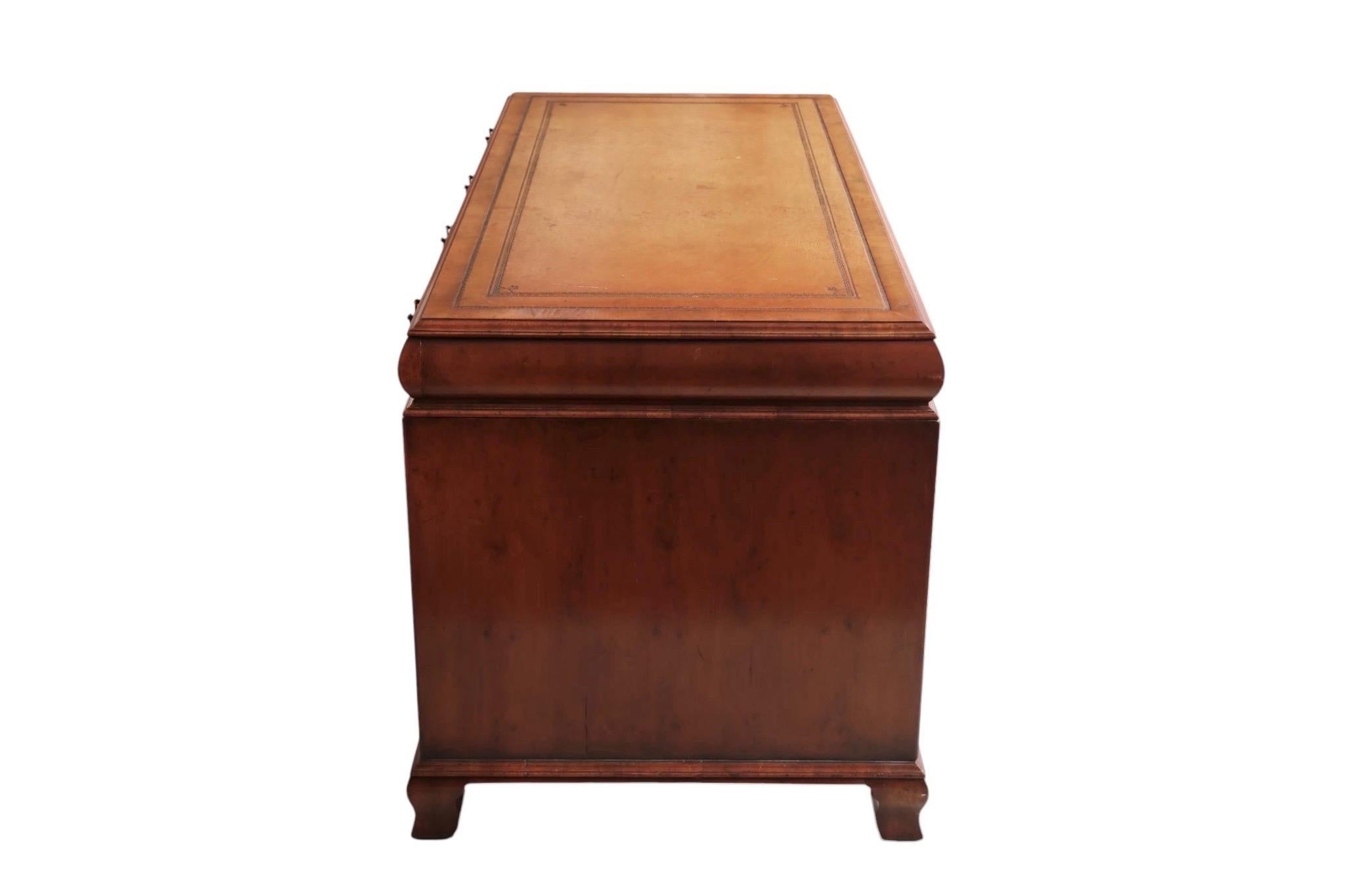 Scrivania con piano in pelle di mogano in stile Giorgio II in vendita 6