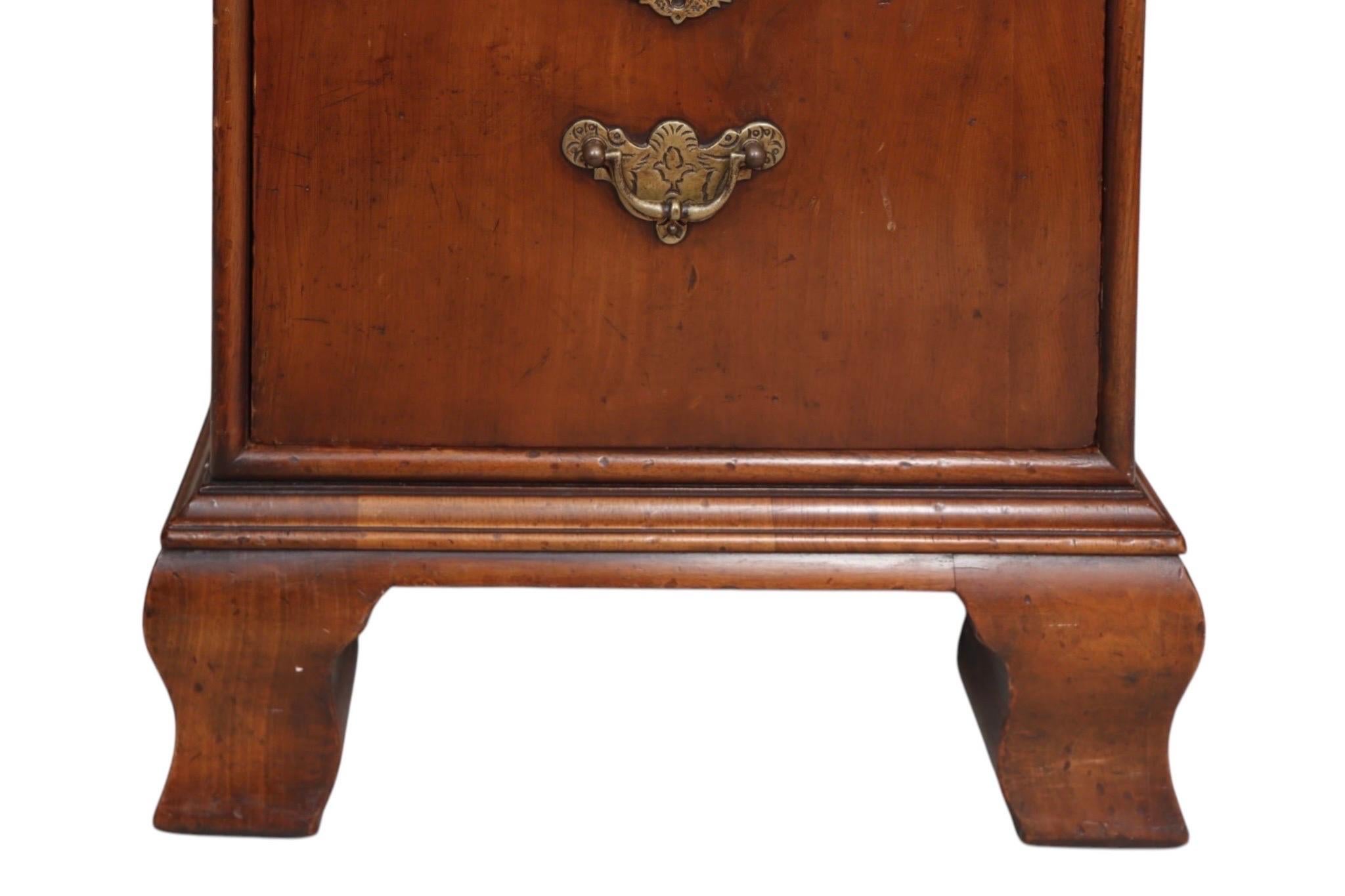 Ottone Scrivania con piano in pelle di mogano in stile Giorgio II in vendita
