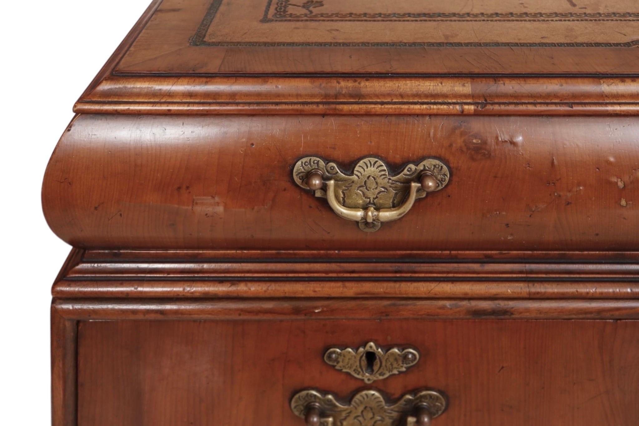 Scrivania con piano in pelle di mogano in stile Giorgio II in vendita 1