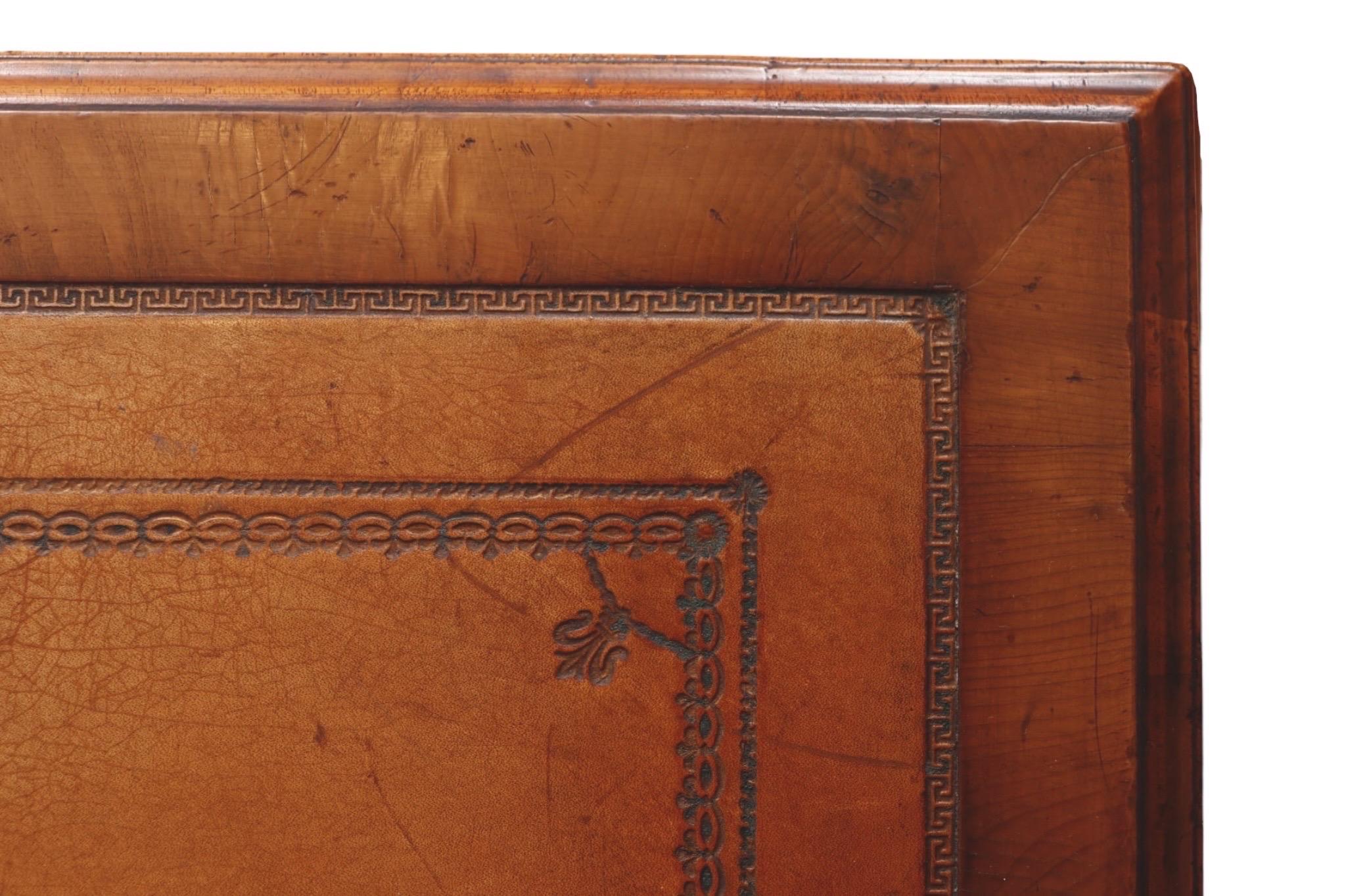 Scrivania con piano in pelle di mogano in stile Giorgio II in vendita 3