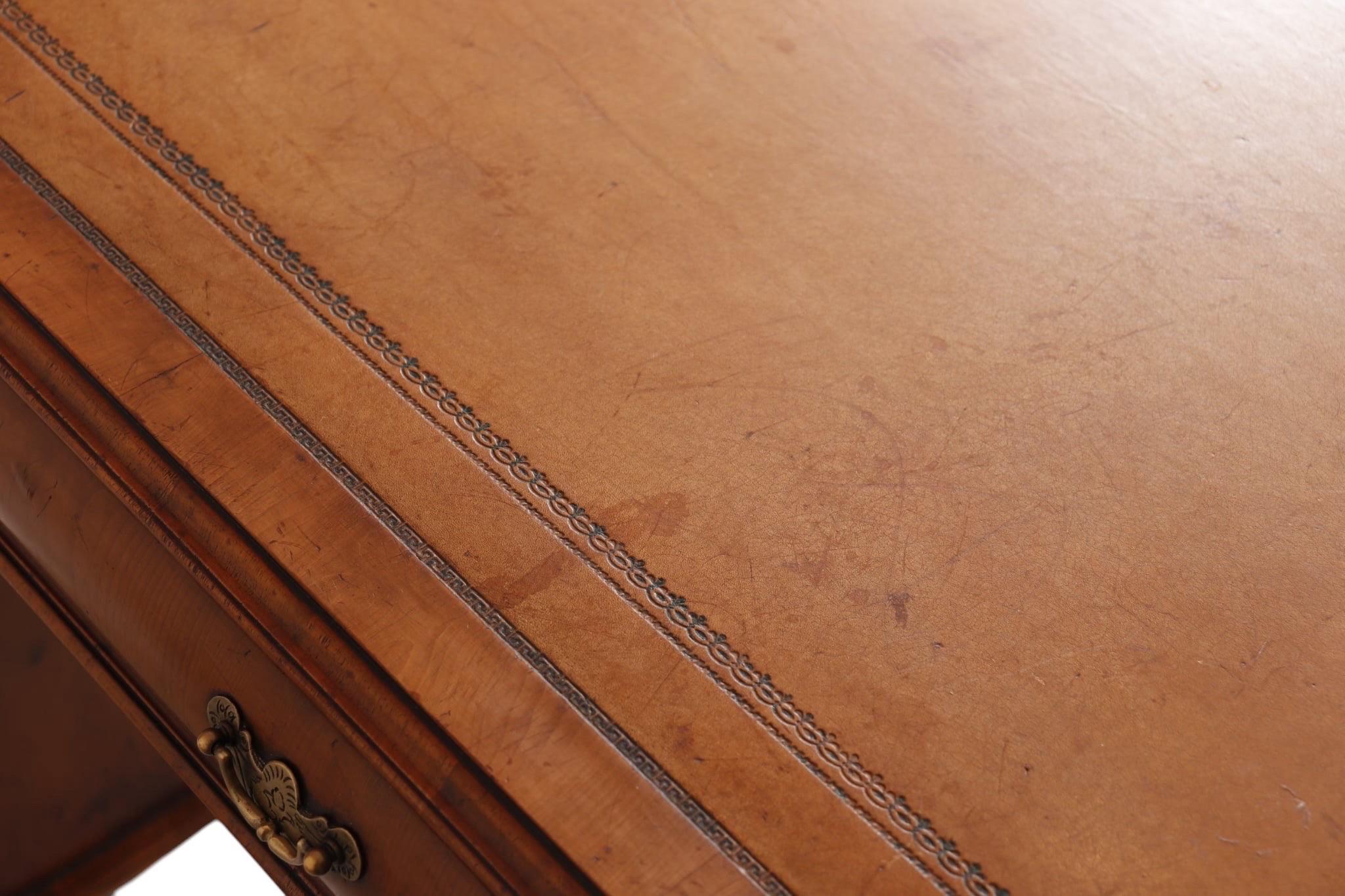 Scrivania con piano in pelle di mogano in stile Giorgio II in vendita 4