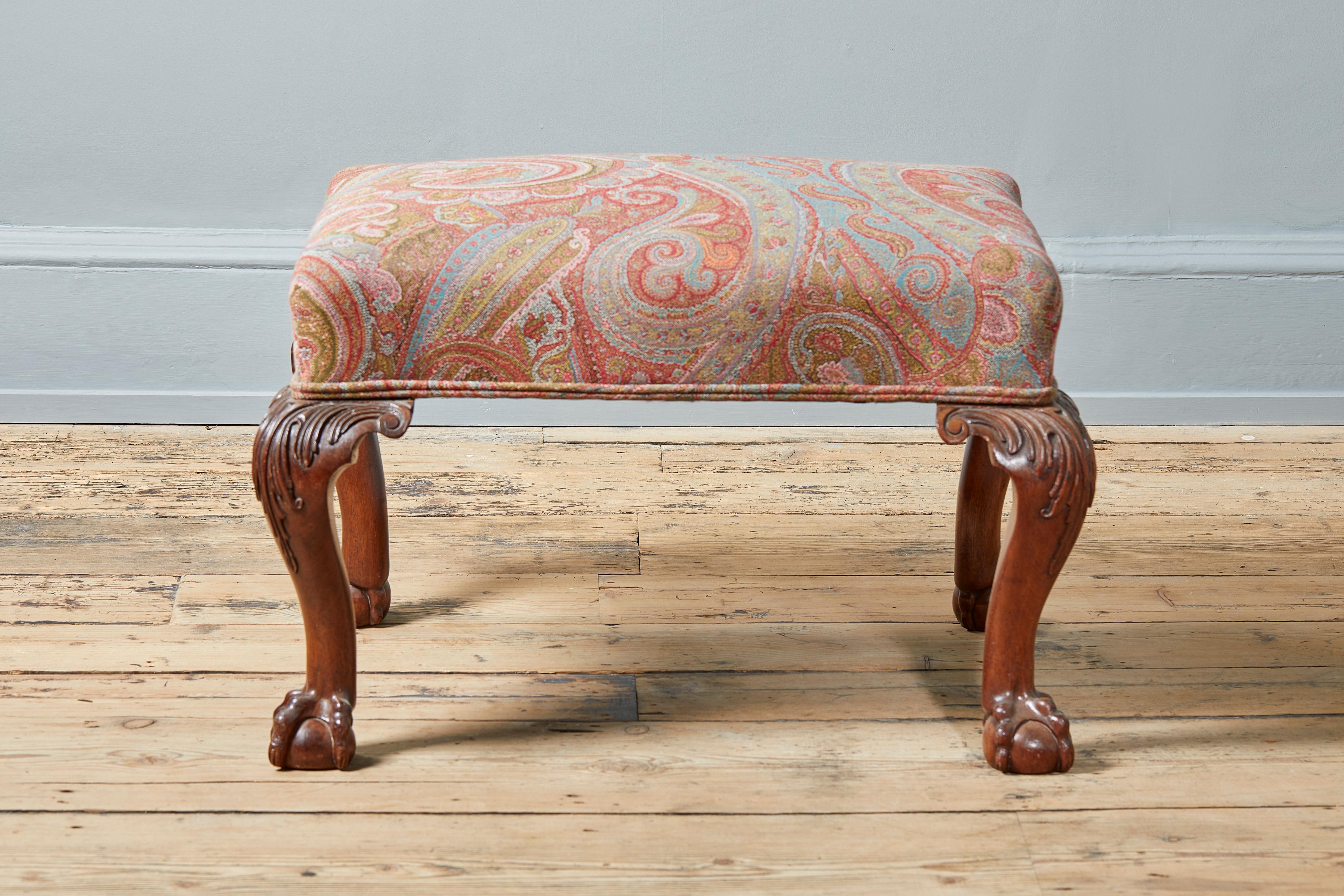 L'assise tapissée de cachemire Etro repose sur des pieds cabriole coiffés de feuilles et munis de griffes et de boules.