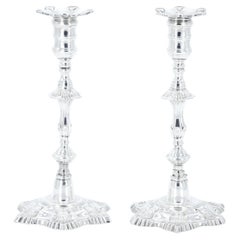 Paire de chandeliers anglais de style George II du 19ème siècle en métal argenté