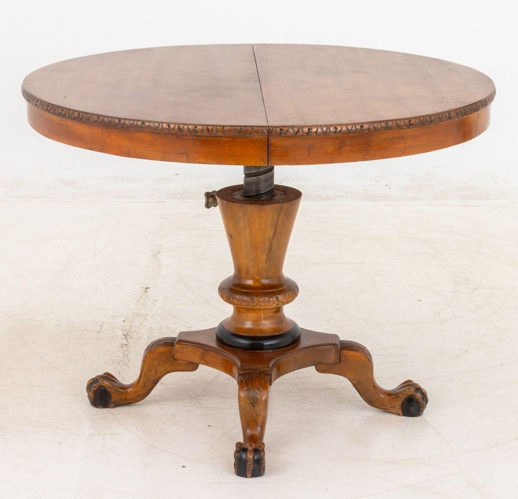 Mesa de comedor de pedestal de madera de frutal ebonizada, estilo Jorge II, con una hoja extensible, sobre patas de bola y garra. Extensión: 27,5