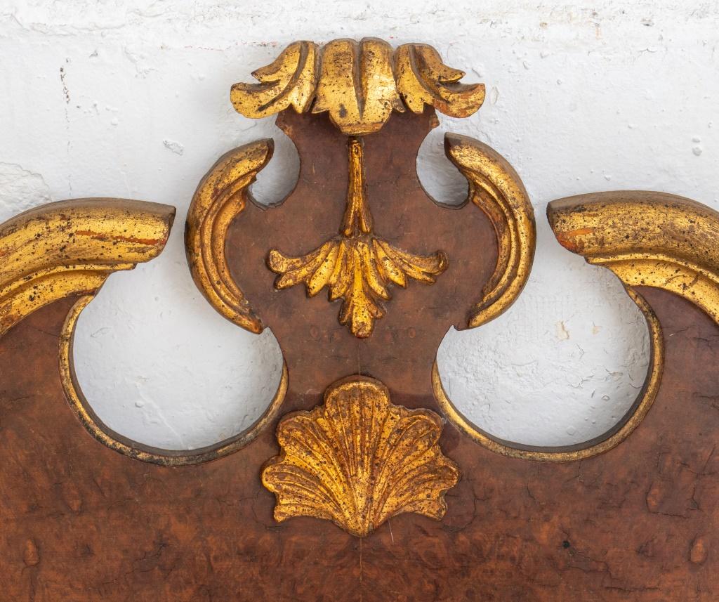 Rococo Miroir en noyer doré de style George II en vente