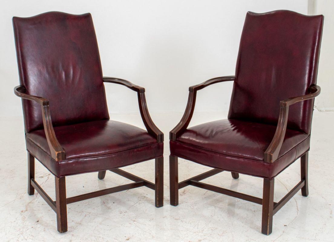 Fauteuils à haut dossier de style George II. Le dossier et l'assise sont rembourrés, les accoudoirs sont inclinés vers le bas et reposent sur des pieds carrés cannelés. 42