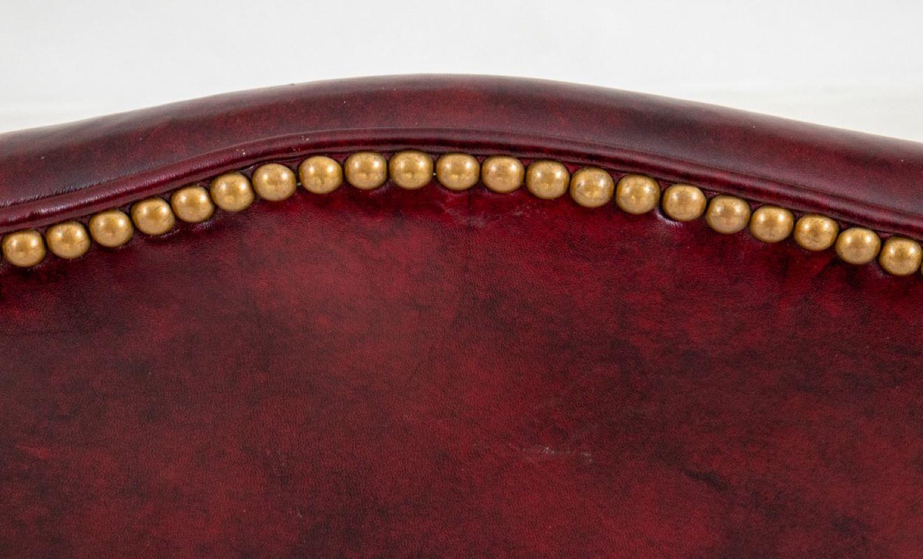 20ième siècle Fauteuils de bibliothèque à dossier traînant de style George II en vente