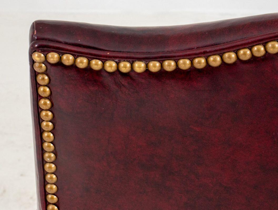 Tissu d'ameublement Fauteuils de bibliothèque à dossier traînant de style George II en vente