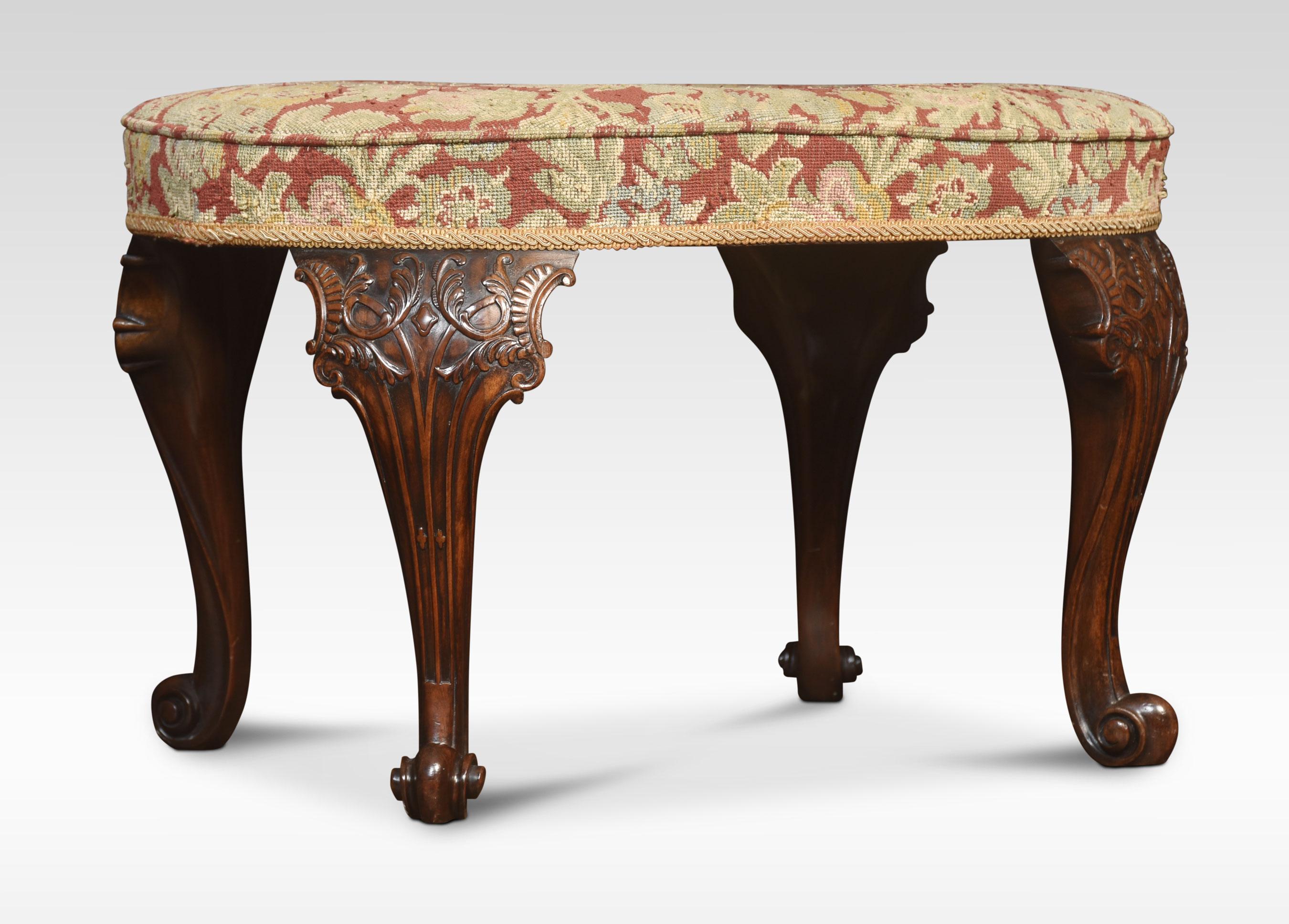 Tabouret rembourré de style George II en acajou, aux proportions d'un tétras. L'assise est recouverte de tapisserie. Elle repose sur des pieds cabriole sculptés de feuillages, terminés par des orteils en volutes.
Dimensions
Hauteur 18