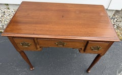 Coiffeuse de style George II à trois tiroirs, en noyer