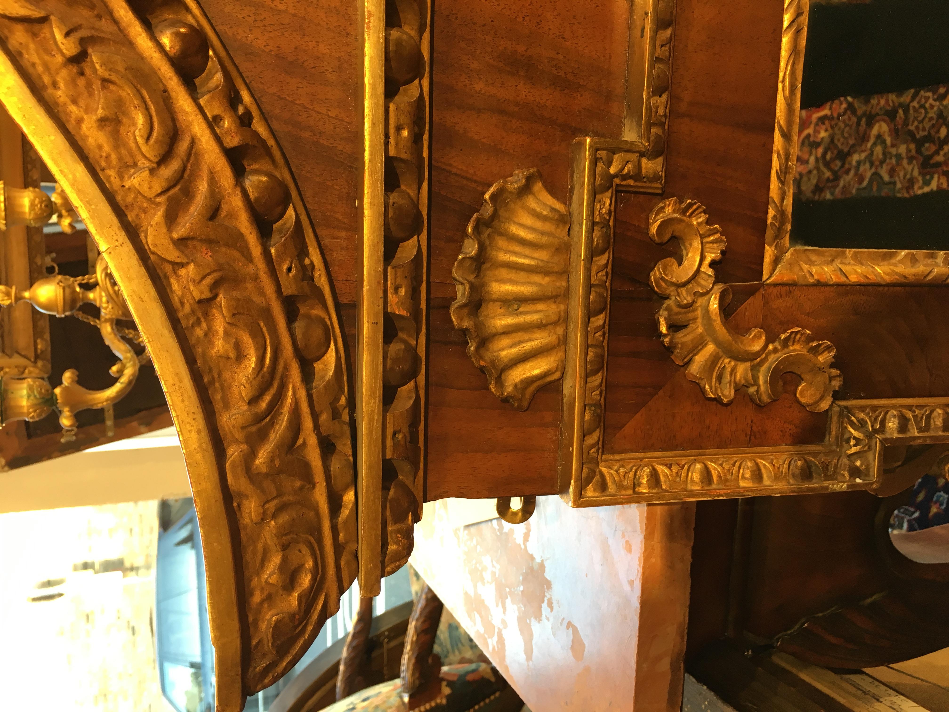 Anglais Miroir architectural de style George II en noyer et doré en vente