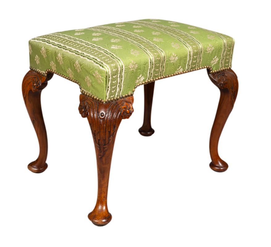 Rectangular green silk upholstered seat with cabriole acanthus carved legs. Ending on pad feet. 