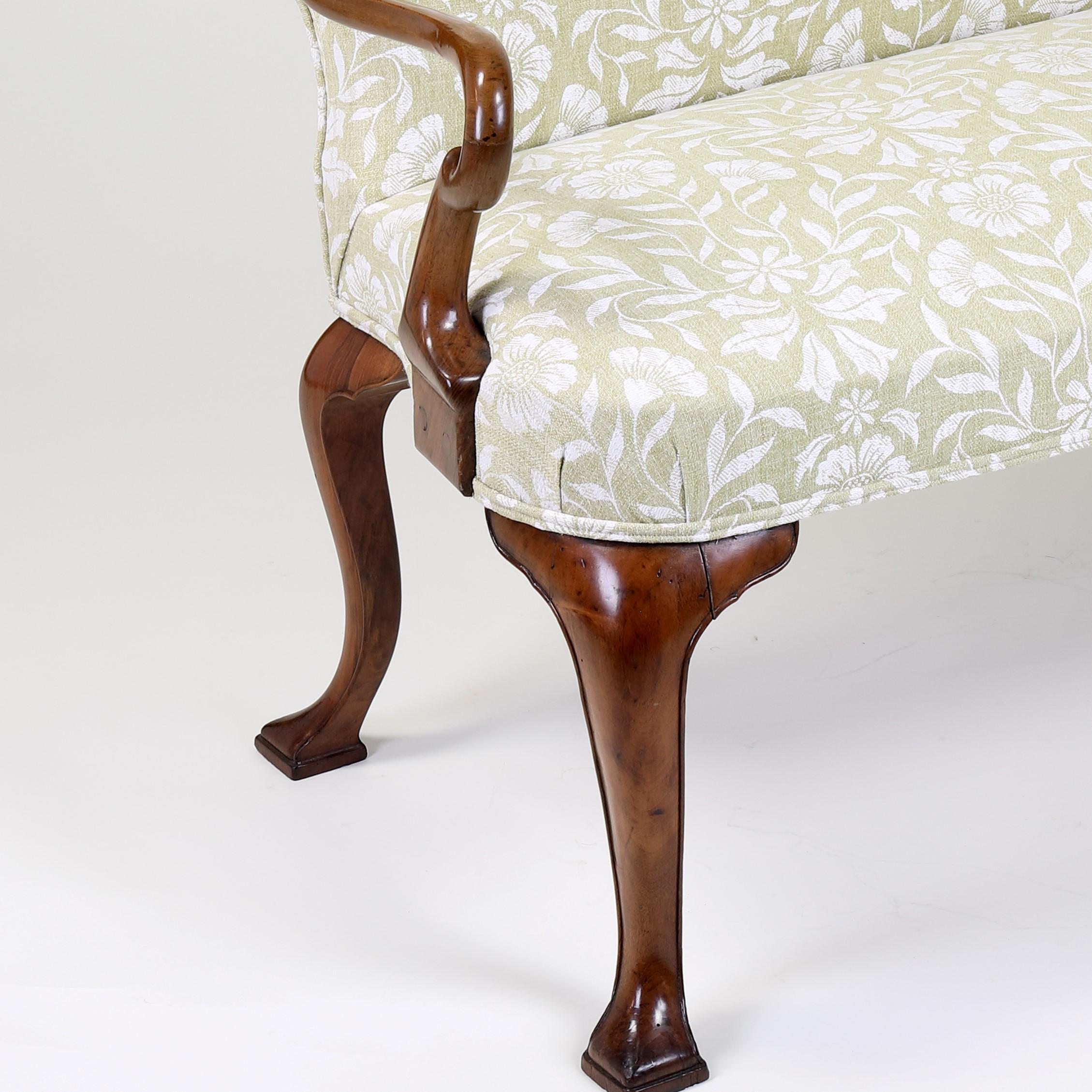 Ein ungemein attraktives Nussbaum-Liegesofa im George-II-Stil mit geformter, gepolsterter Rückenlehne über einem gepolsterten Sitz mit zwei geschwungenen Armen und stehend auf vier quadratischen Cabriole-Beinen. Die Sitzhöhe beträgt 18 Zoll.
Der
