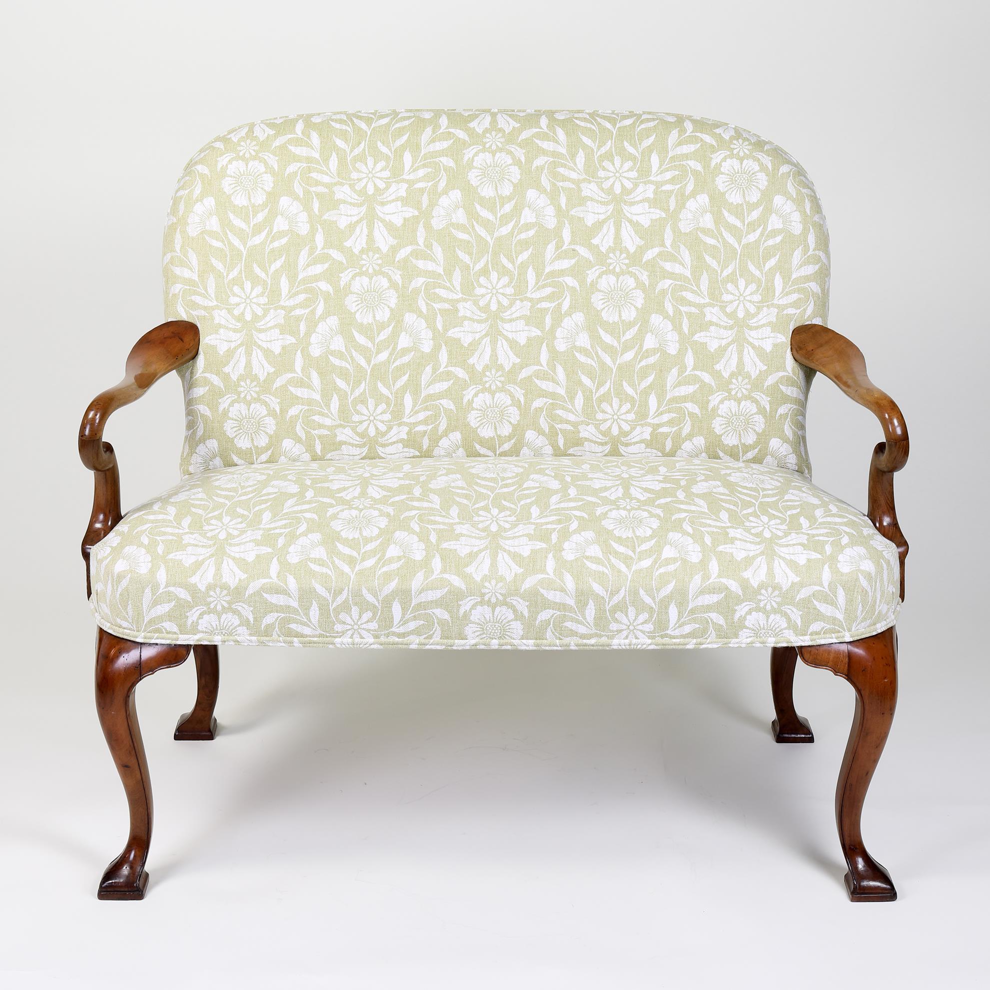 George II Stil Loveseat oder kleines Sofa aus Nussbaumholz (Queen Anne) im Angebot