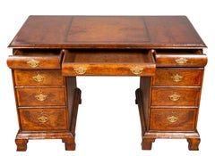 Bureau à caissons en noyer de style George II