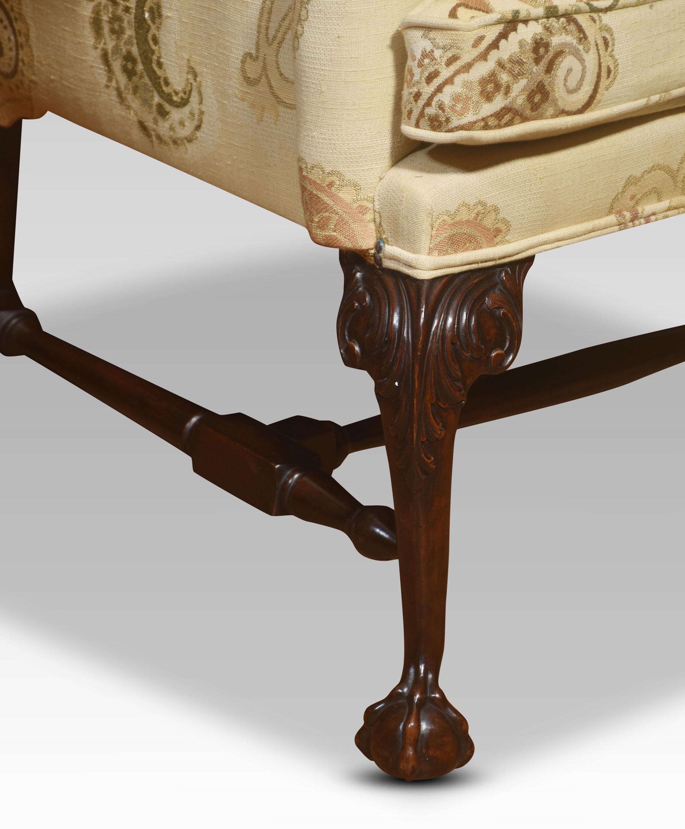 Sessel im Stil von George II. Die geformte Rückenlehne hat ausgebreitete Arme, die auf geschnitzten Kabriolettbeinen ruhen, die in Klauen- und Kugelfüßen enden, die durch gedrechselte Bahren verbunden sind.
Abmessungen
Höhe 48 Zoll Höhe zum Sitz
