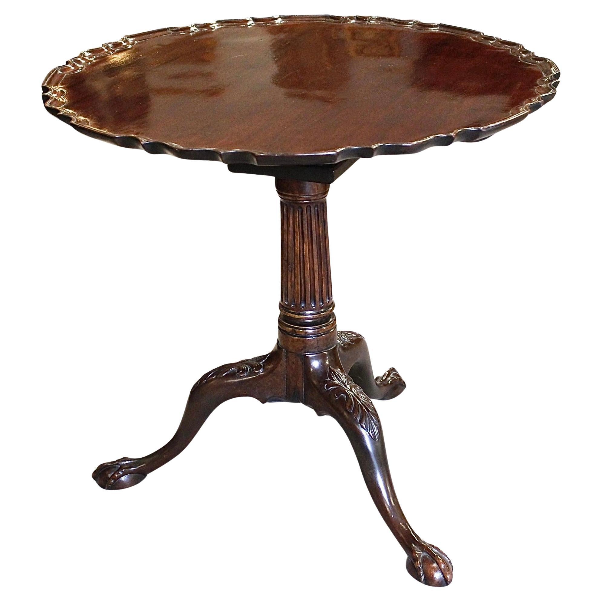 Table à thé à plateau basculant George II, avec plateau en croûte de tarte