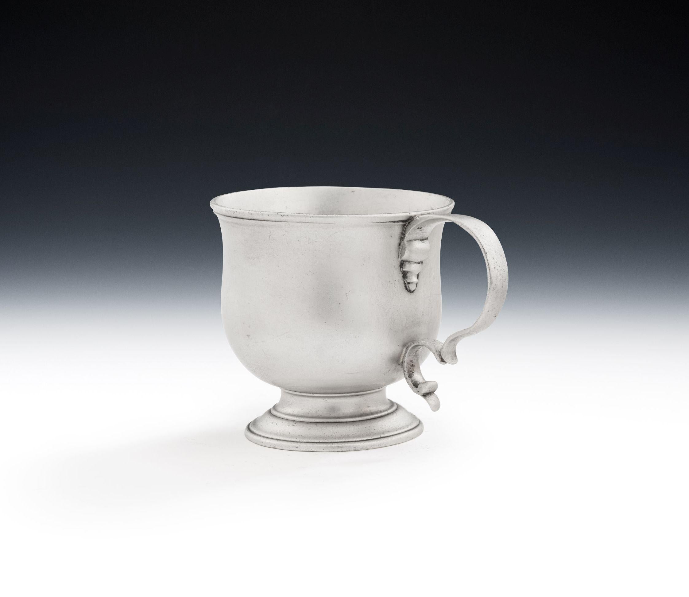 Très belle tasse à thé du début de l'ère George II, fabriquée à Londres en 1734 par Joseph Sanders.

Le Tot Mug repose sur un pied circulaire qui est décoré de bandes cannelées.  Le corps en forme de cloche s'élève jusqu'à un bord évasé, qui est