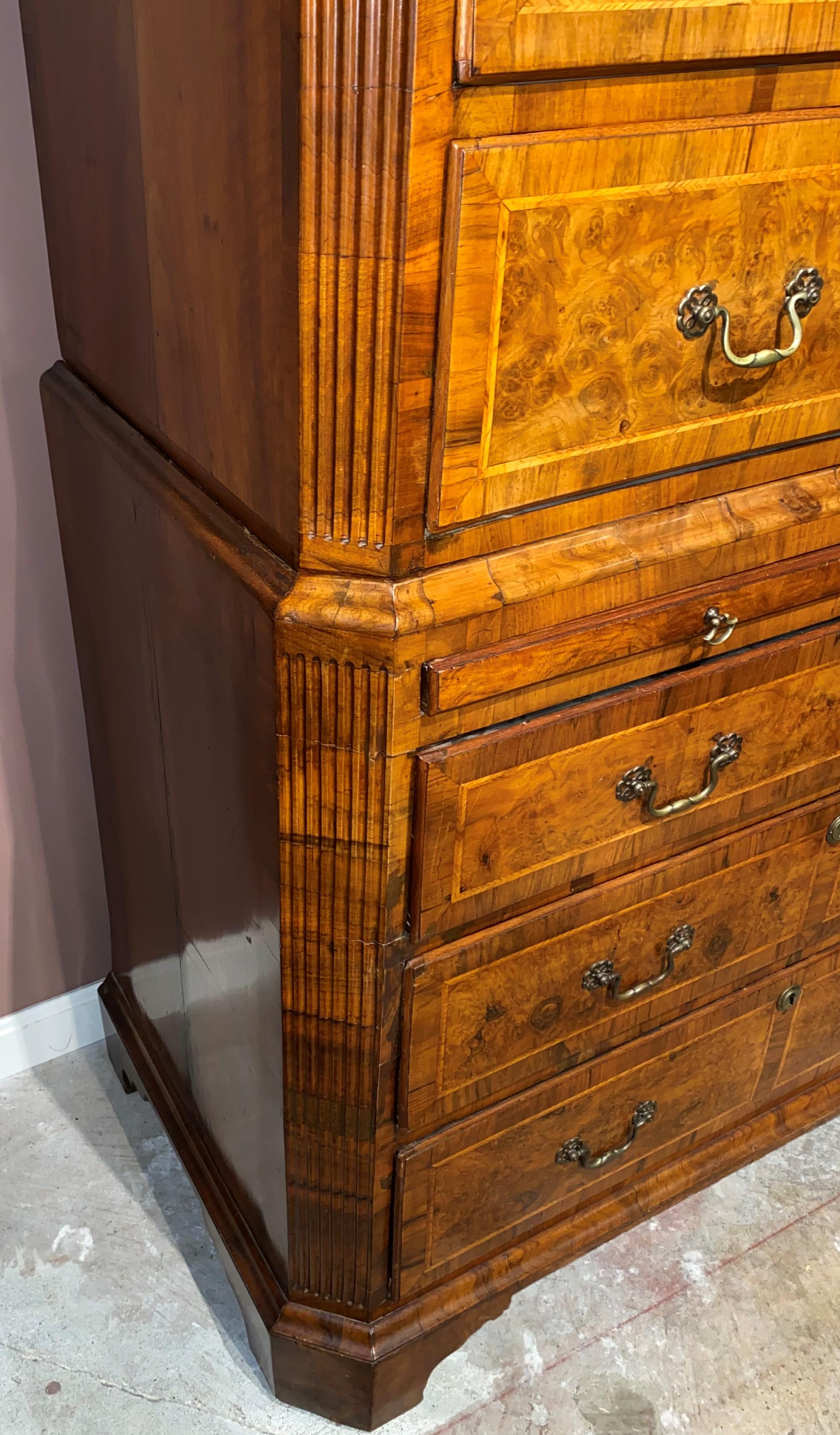 George II Walnut and Burled Walnut Veneered Chest on Chest In Good Condition In Milford, NH