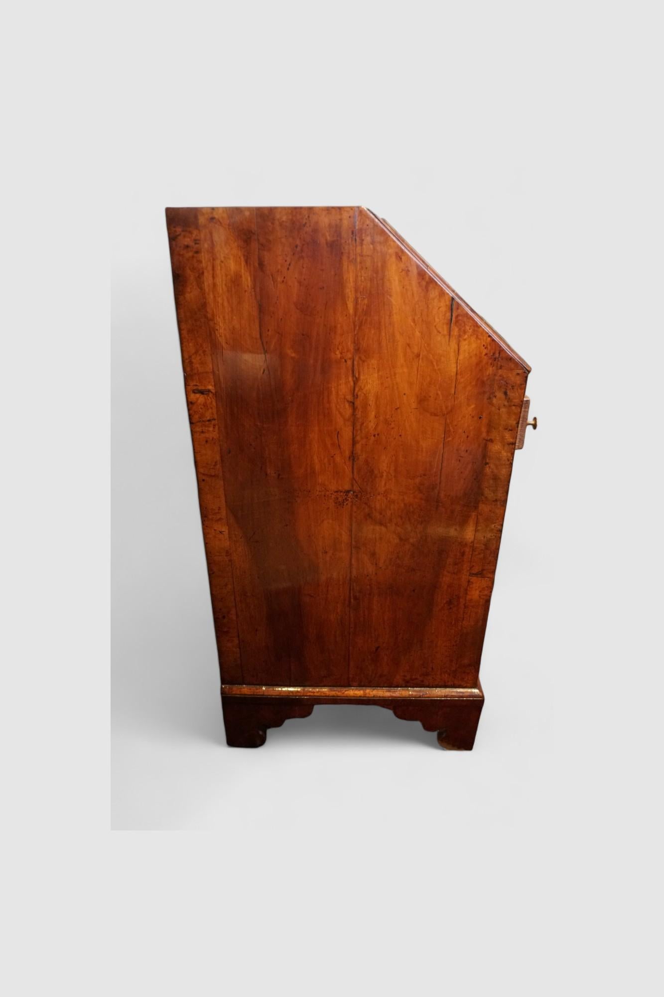 George II walnut bureau For Sale 4