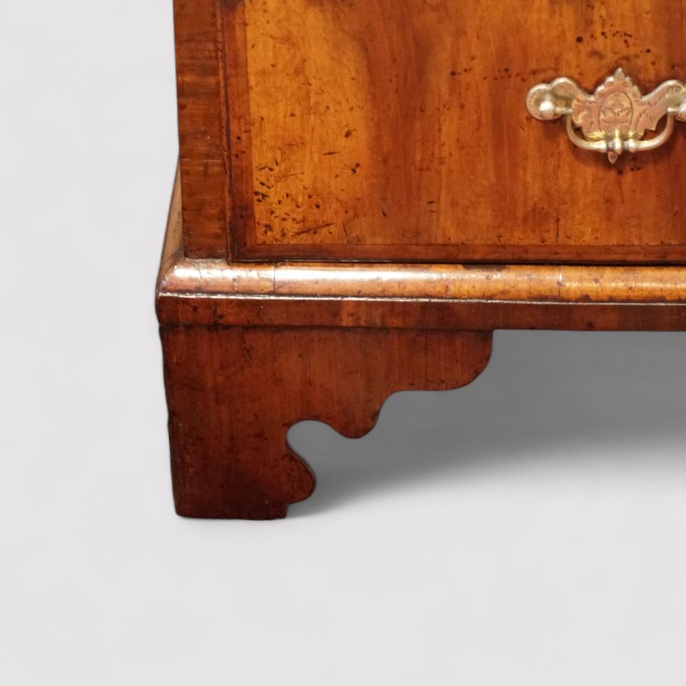 George II walnut veneered bureau
An early 18th century George II walnut veneered bureau.

The bureau has five cross banded oak lined drawers, a long slim drawer over two short drawers over two deep drawers and a cross banded writing flap.

The