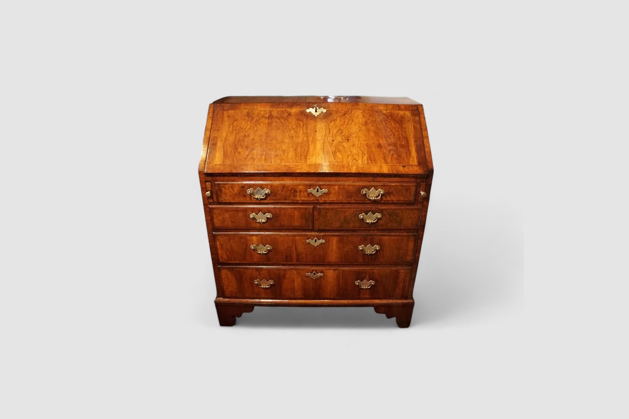 George II walnut bureau In Good Condition For Sale In Salisbury, GB