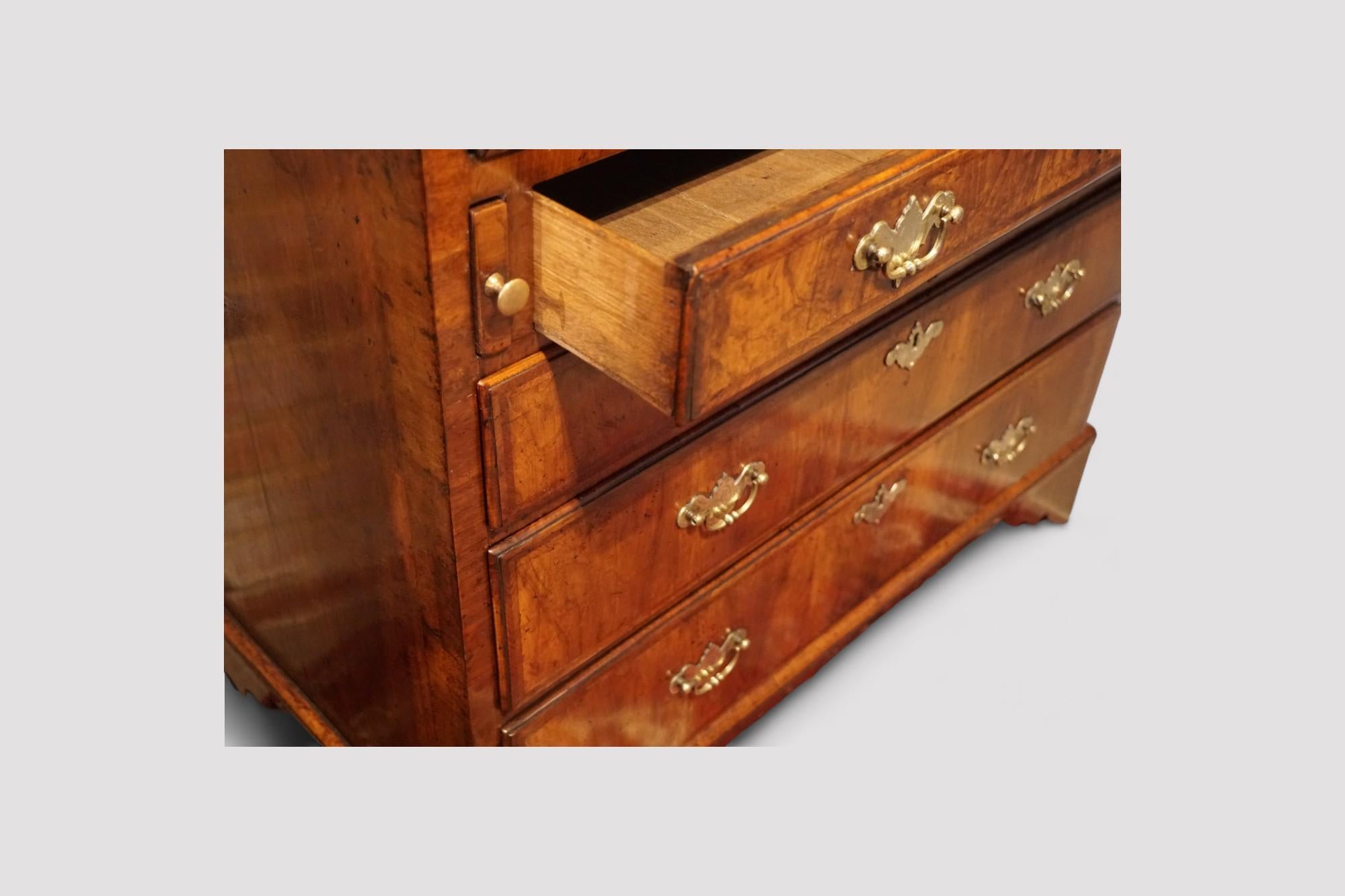 George II walnut bureau For Sale 2