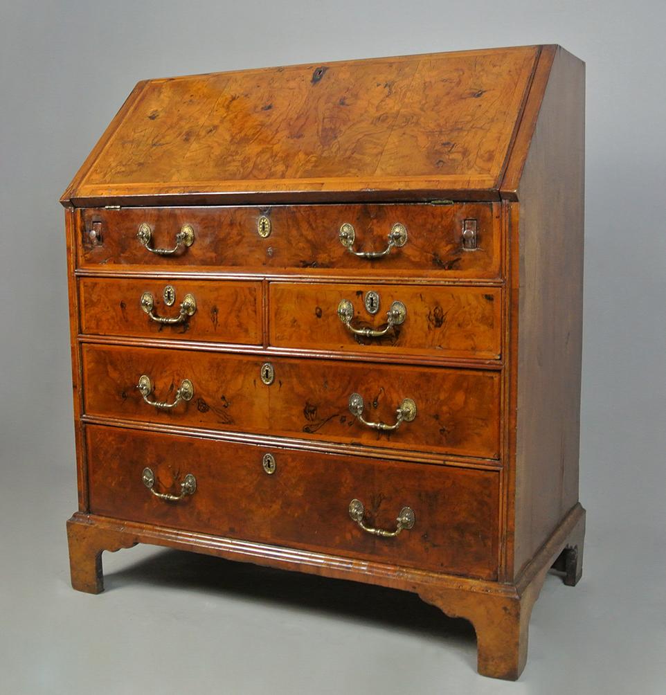 Bureau George II de petites proportions vers 1740 Bon état à Heathfield, GB