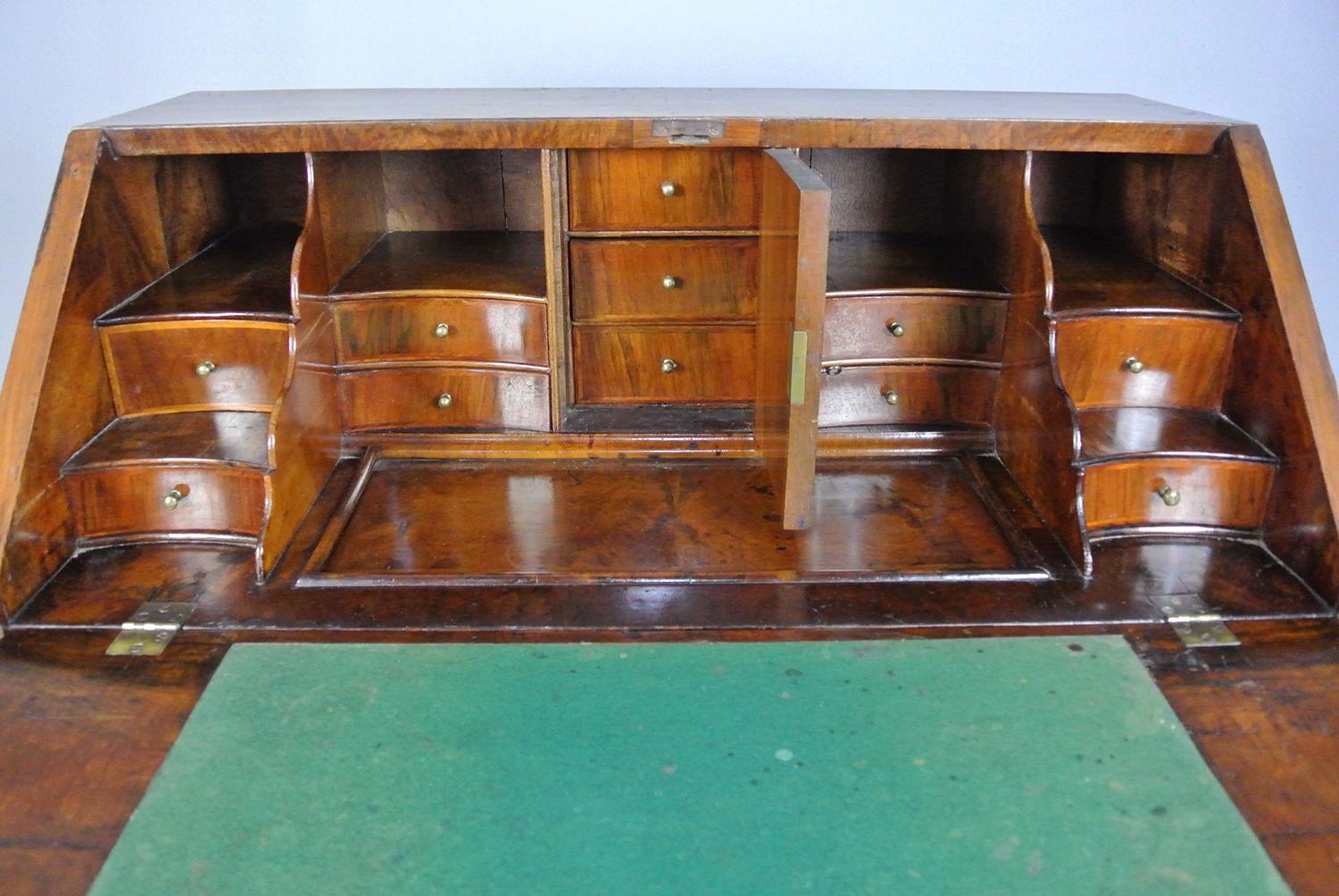 Noyer Bureau George II de petites proportions vers 1740