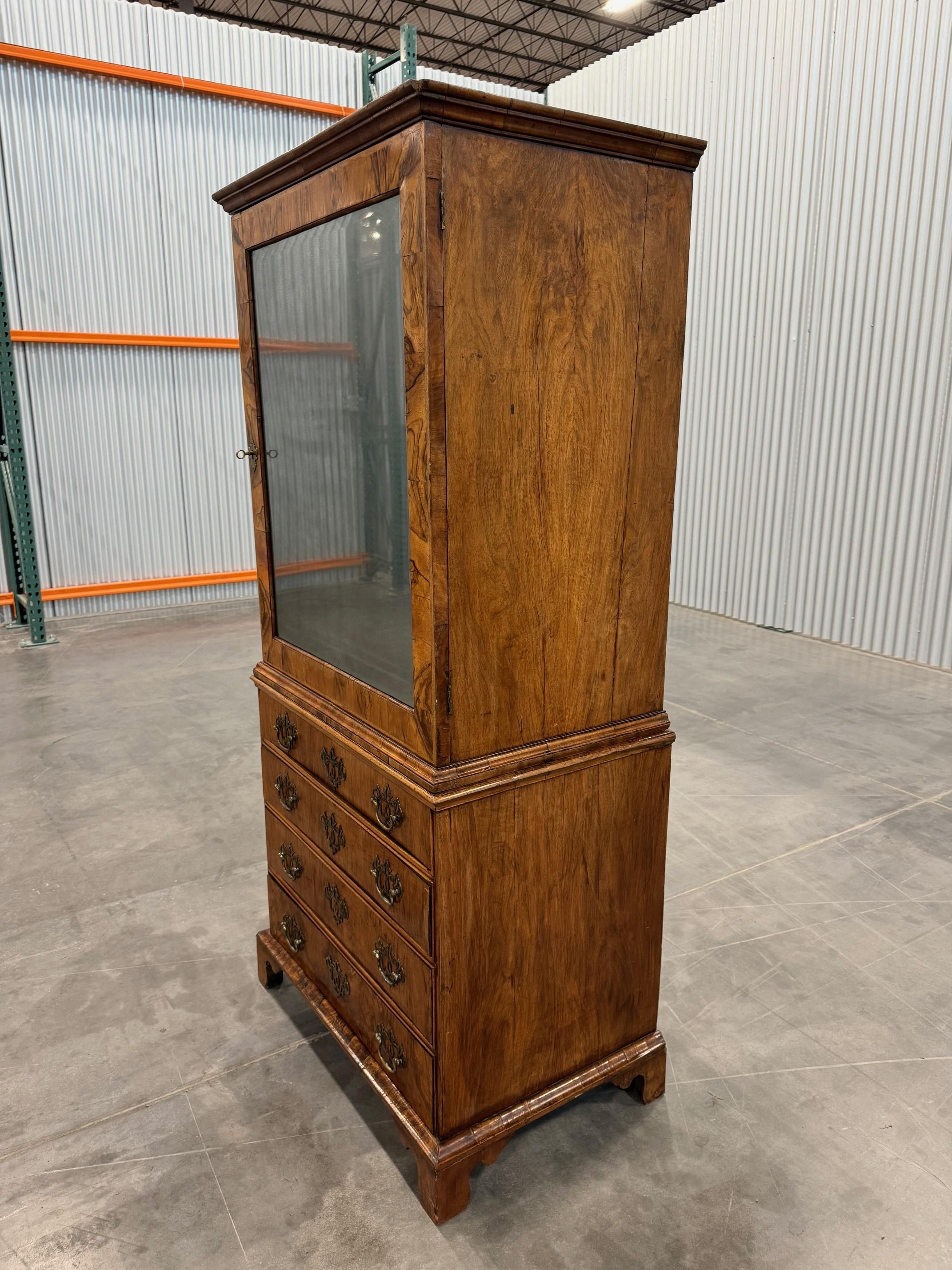 George II Walnut Cabinet on Chest In Good Condition For Sale In Flower Mound, TX