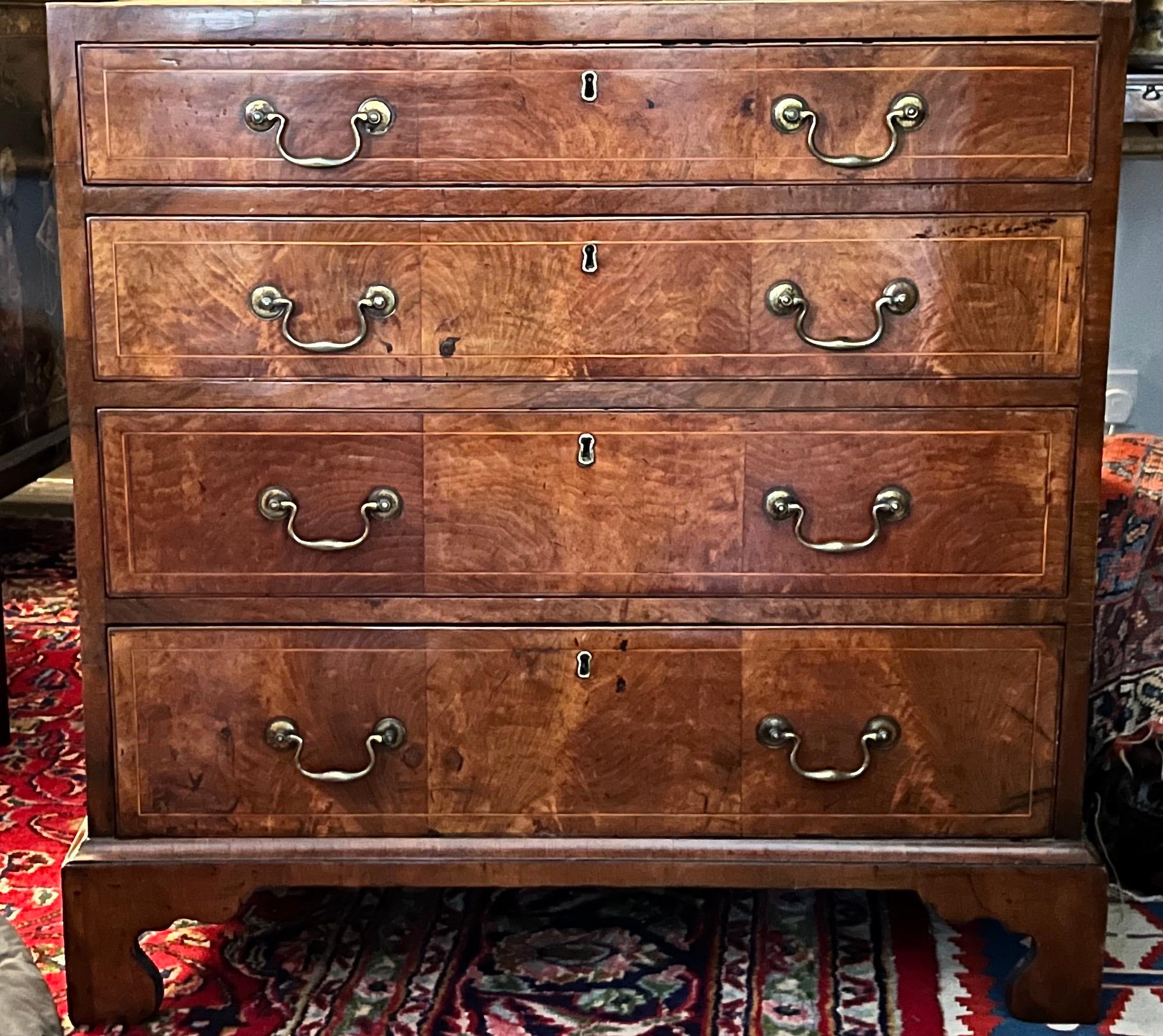 A small English George II period walnut caddy-top chest.

Ca 1740-1760.

Nb. These compact proportions, caddy top, four graduated long drawers, and its original handles, locks and feet distinguish this Georgian walnut chest, or commode.

The