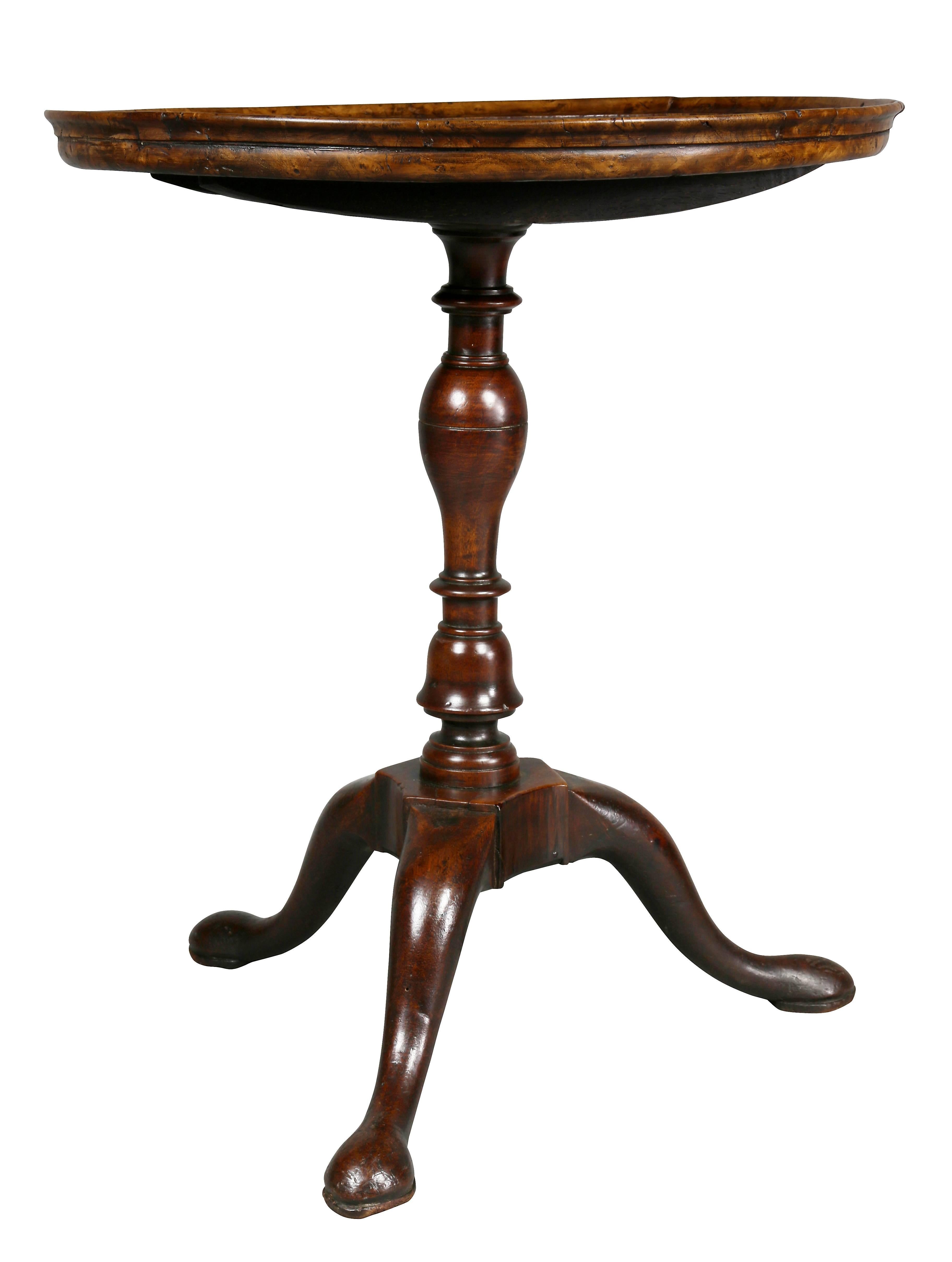 Reduced in height. Circular dished top raised on a turned support ending on tripartite legs with pad feet.