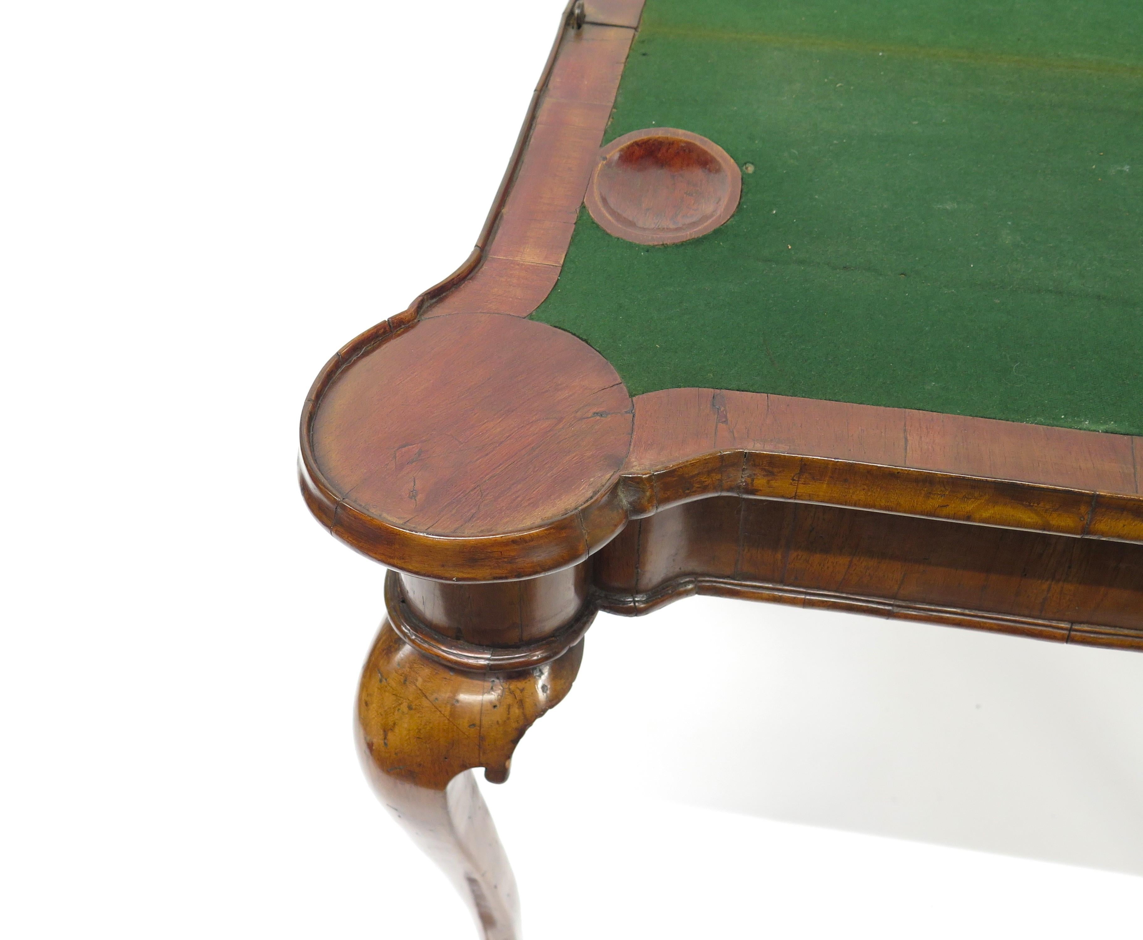 George II. geschnitzter Spiel-/Kartentisch aus Nussbaumholz     im Angebot 4