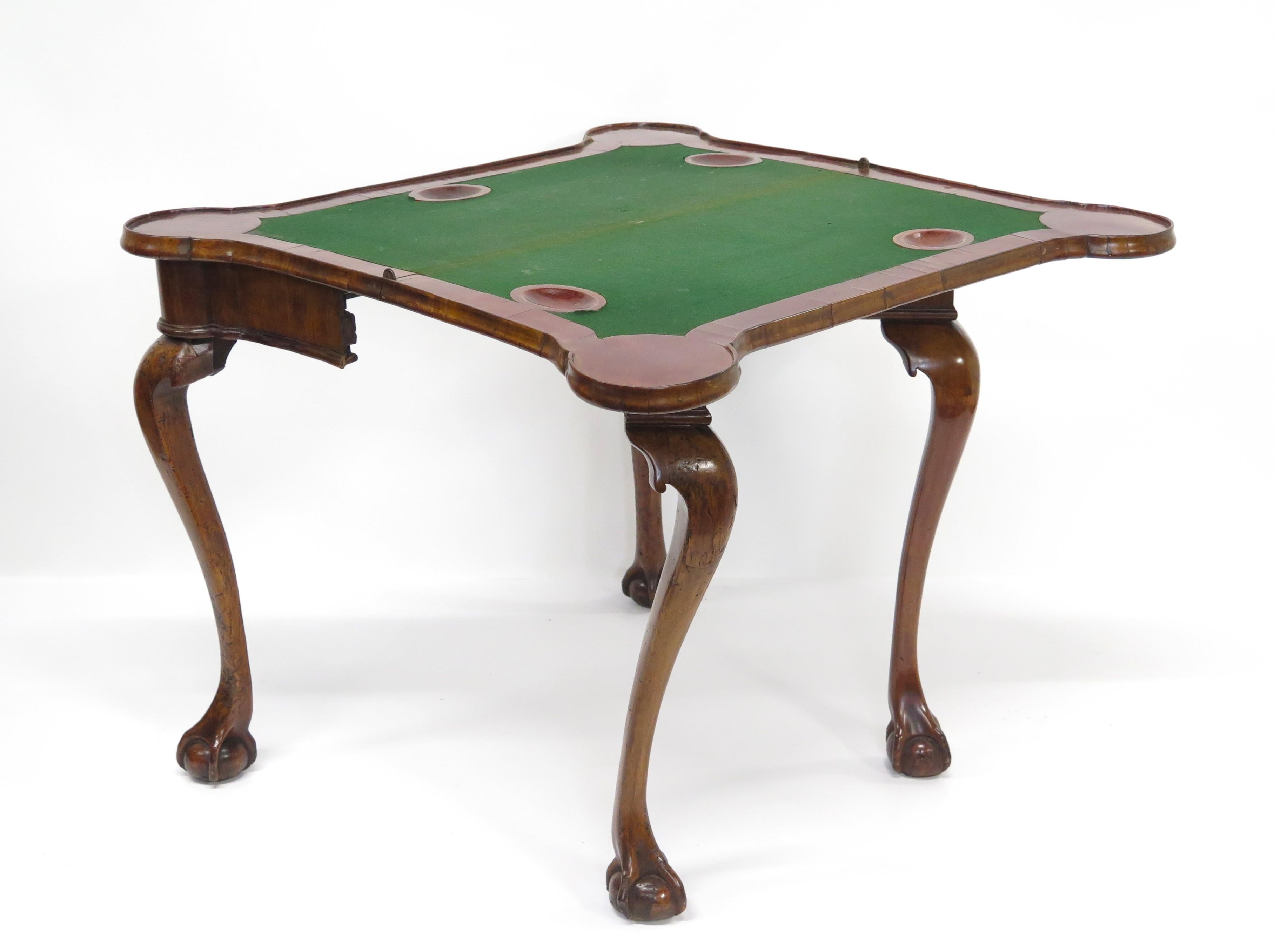 XVIIIe siècle et antérieur Table à jeux / à cartes George II en noyer sculpté     en vente
