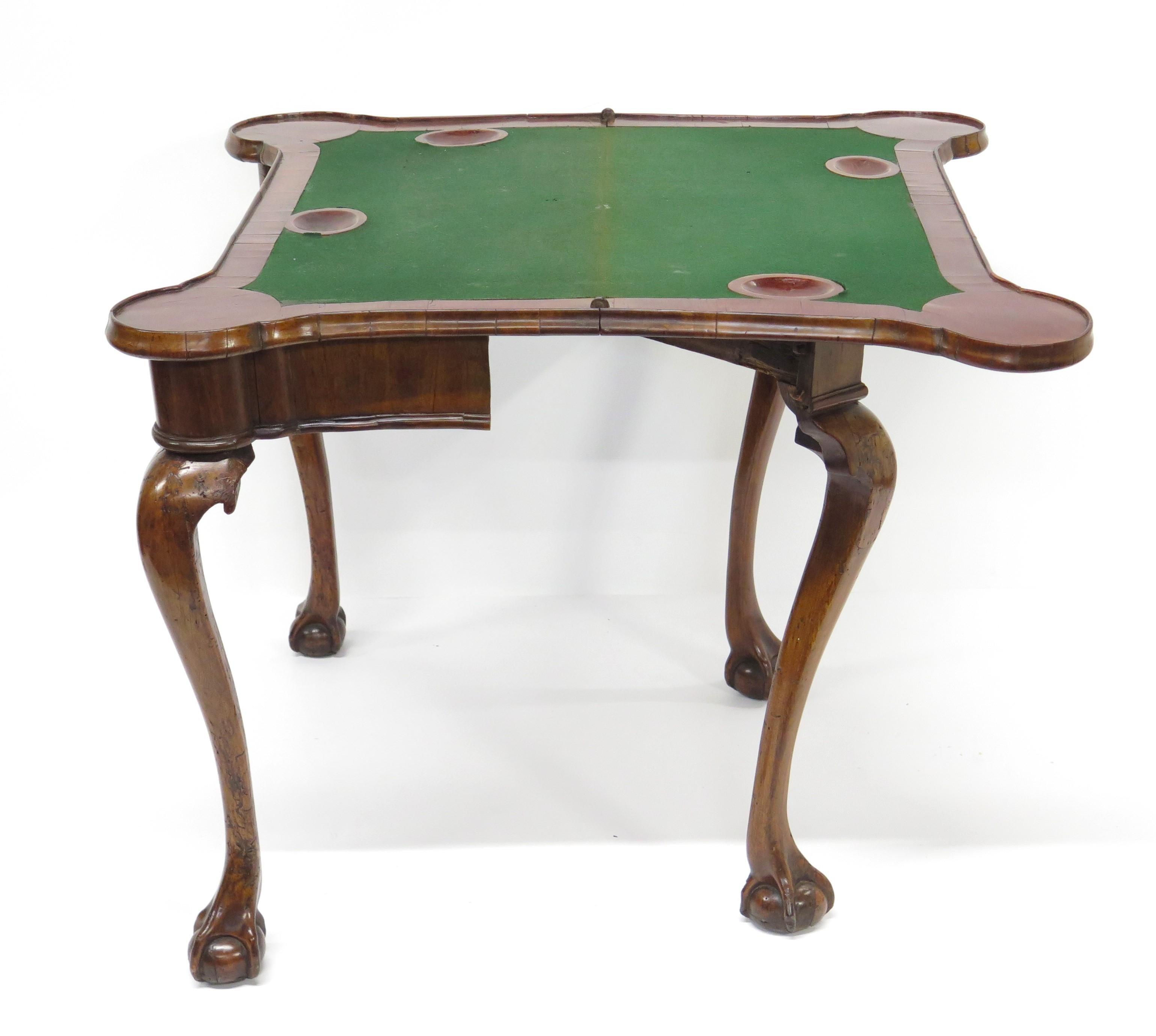 Feutrine Table à jeux / à cartes George II en noyer sculpté     en vente