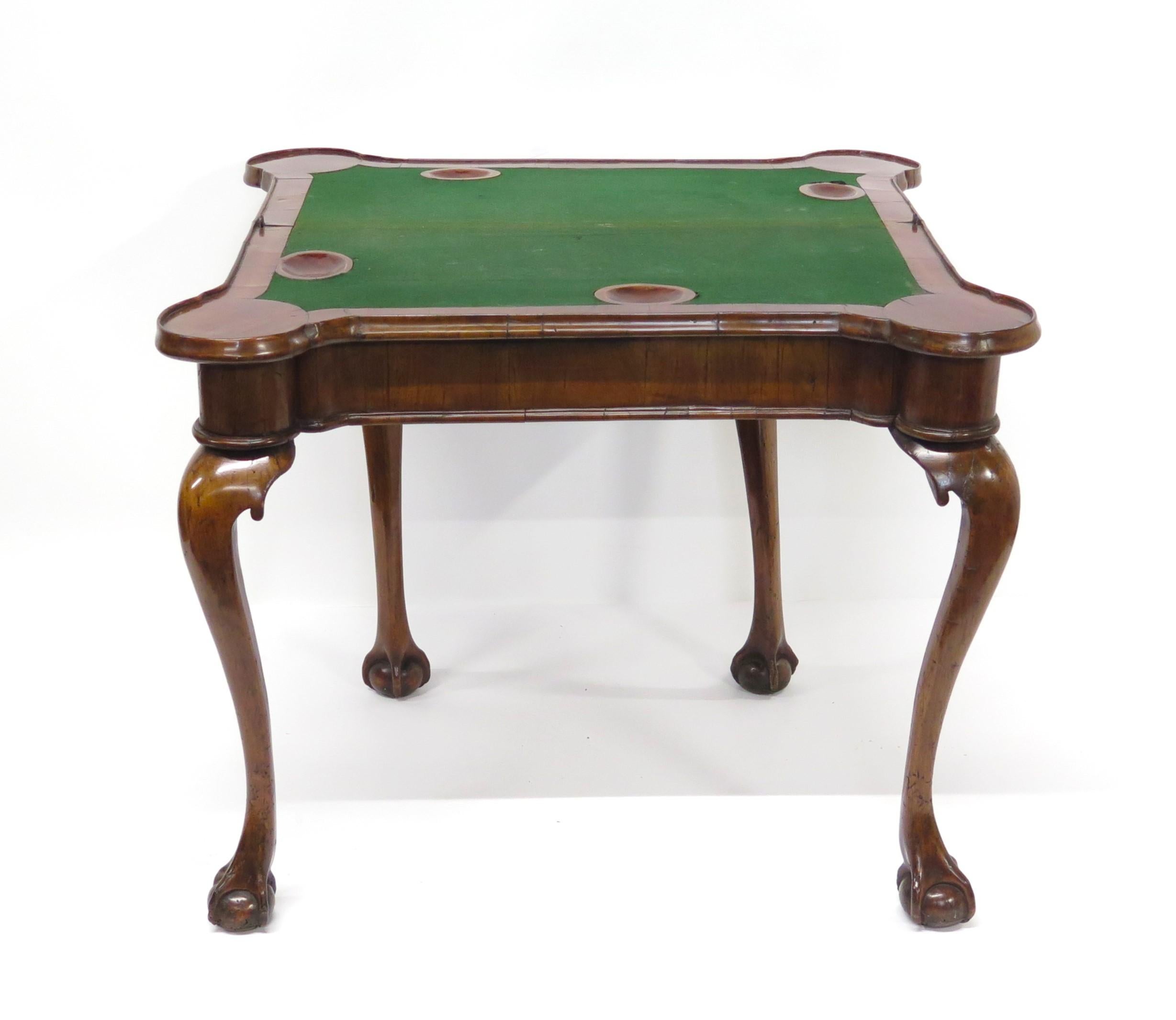 Table à jeux / à cartes George II en noyer sculpté     en vente 1