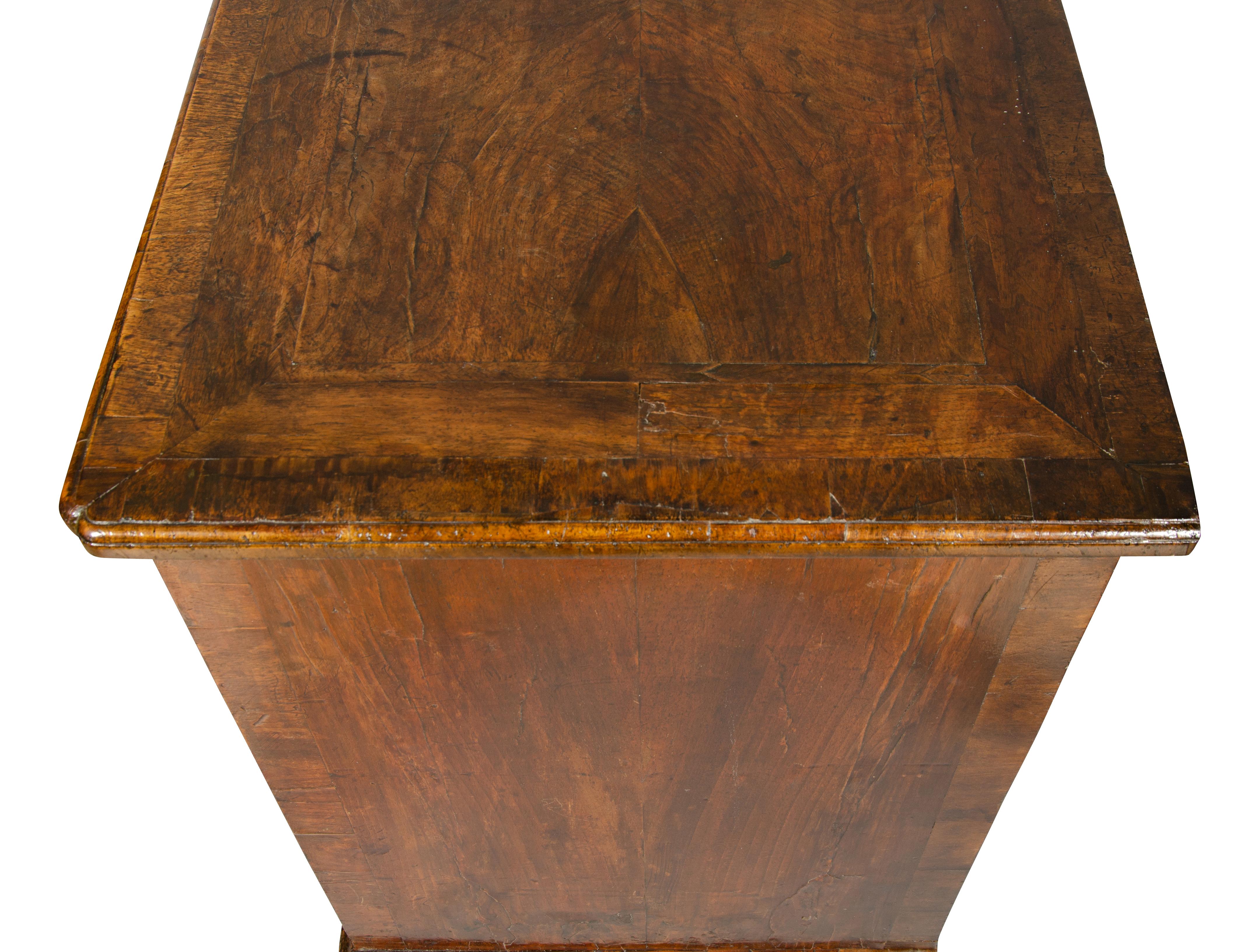 Cassettiera in noce George II in vendita 9