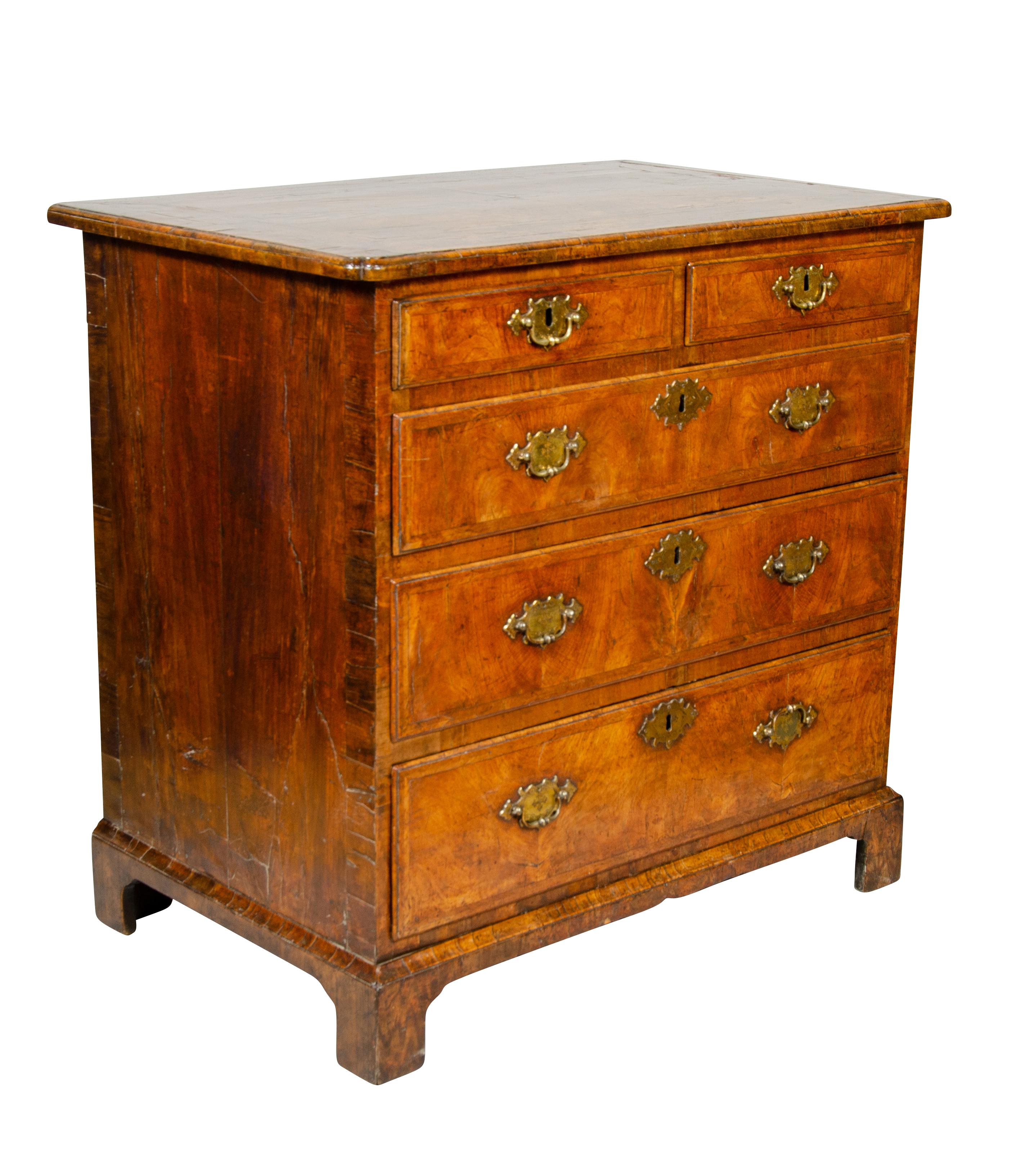 George II Walnut Chest of Drawers In Good Condition For Sale In Essex, MA