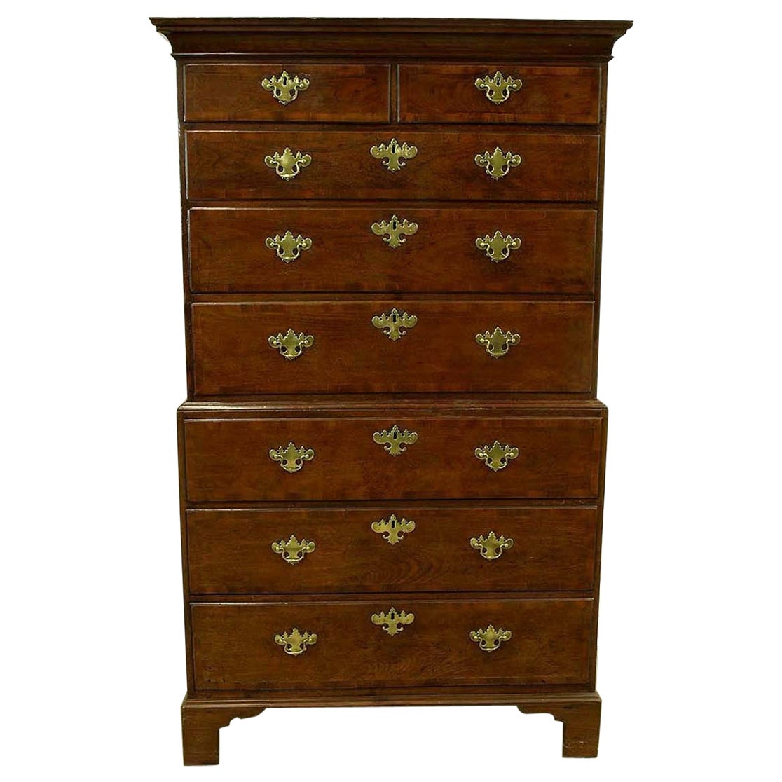 Commode en noyer de style George II