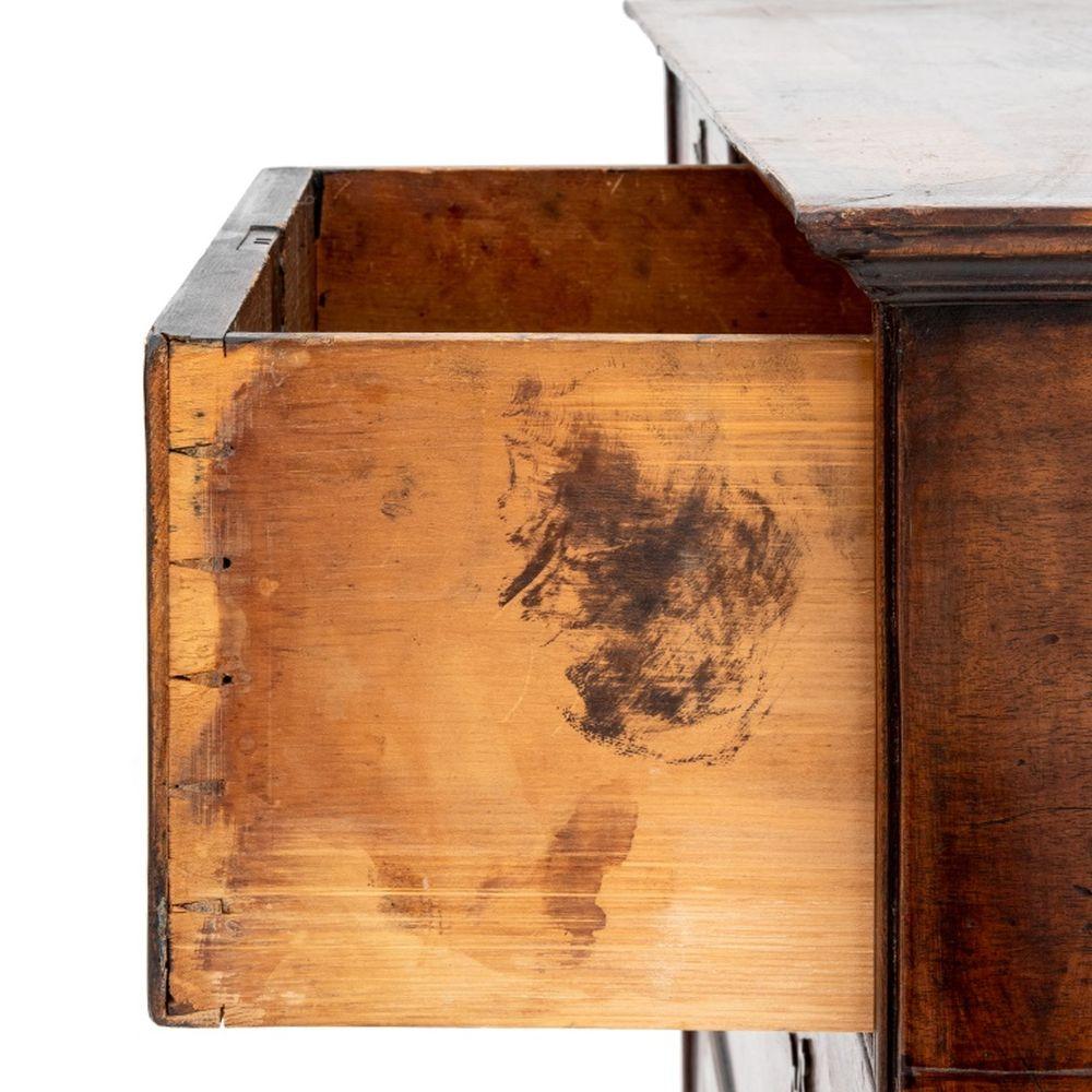 George II Walnut & Feather-Banded Chest of Drawers In Good Condition For Sale In Astoria, NY