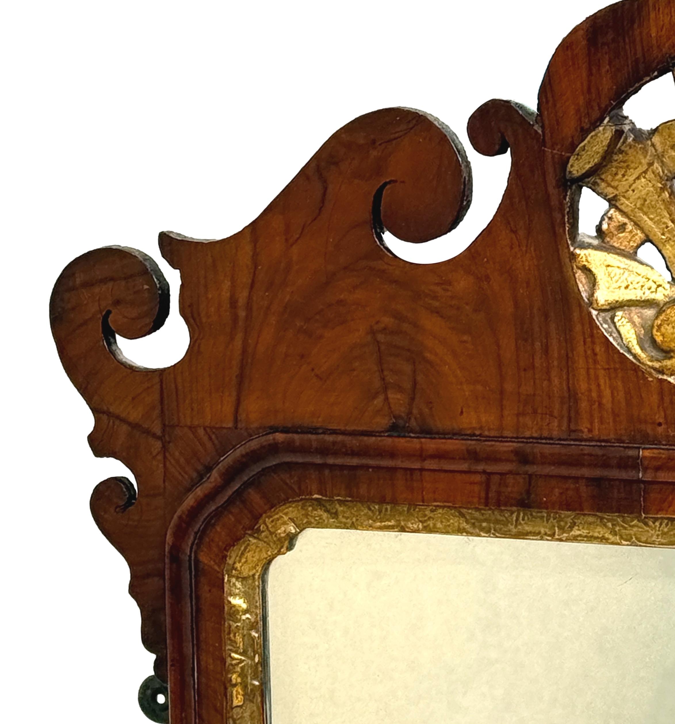 Attrayant miroir mural en noyer d'époque George II, doté d'un élégant cadre sculpté, d'un cartouche central doré surmonté d'une bordure dorée, entourant une ancienne plaque de miroir rectangulaire de remplacement située à l'intérieur d'une jolie