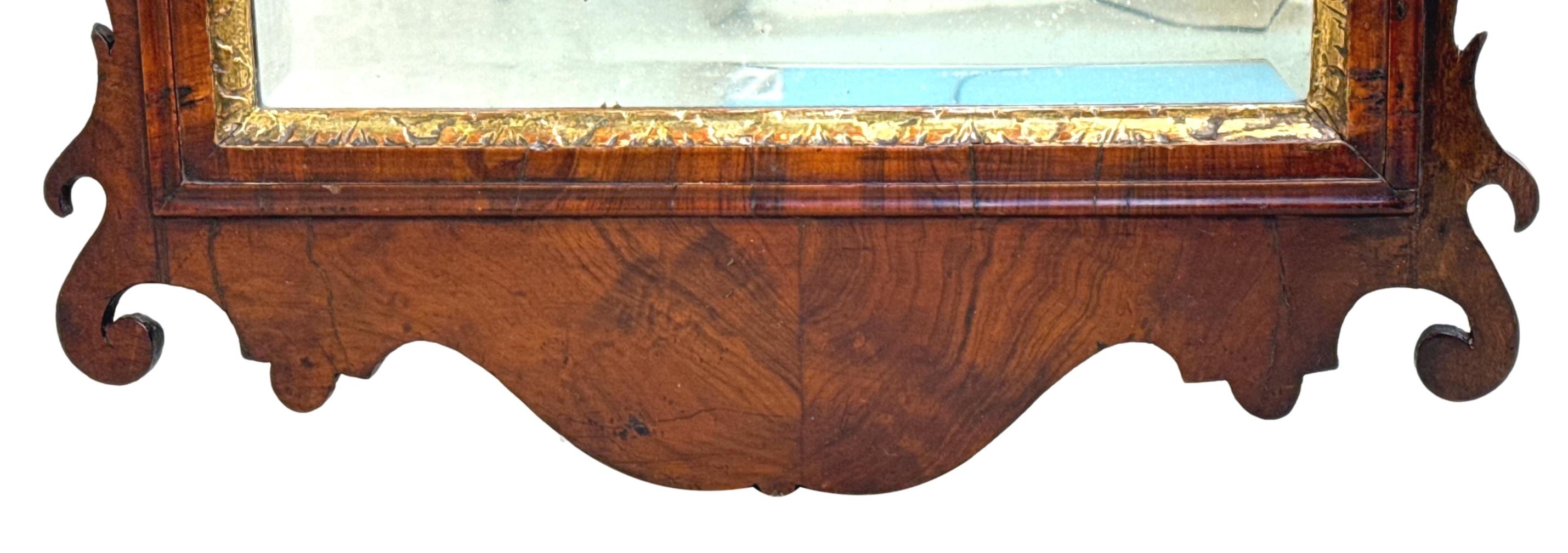 Anglais Miroir mural George II en noyer et doré en vente