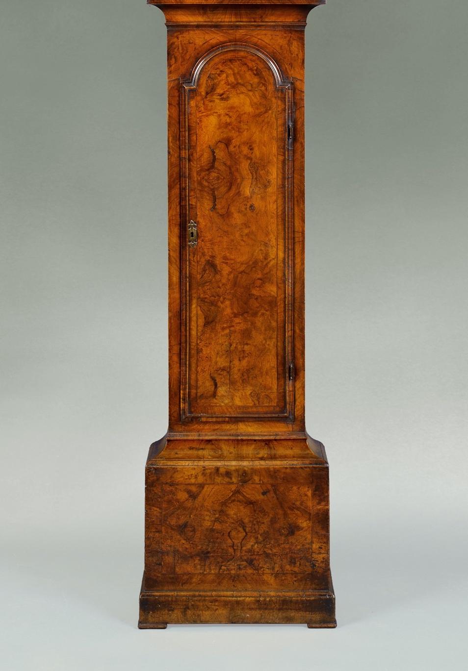 Noyer Horloge de parquet ancienne en noyer du XVIIIe siècle par James Blackborow de Londres en vente