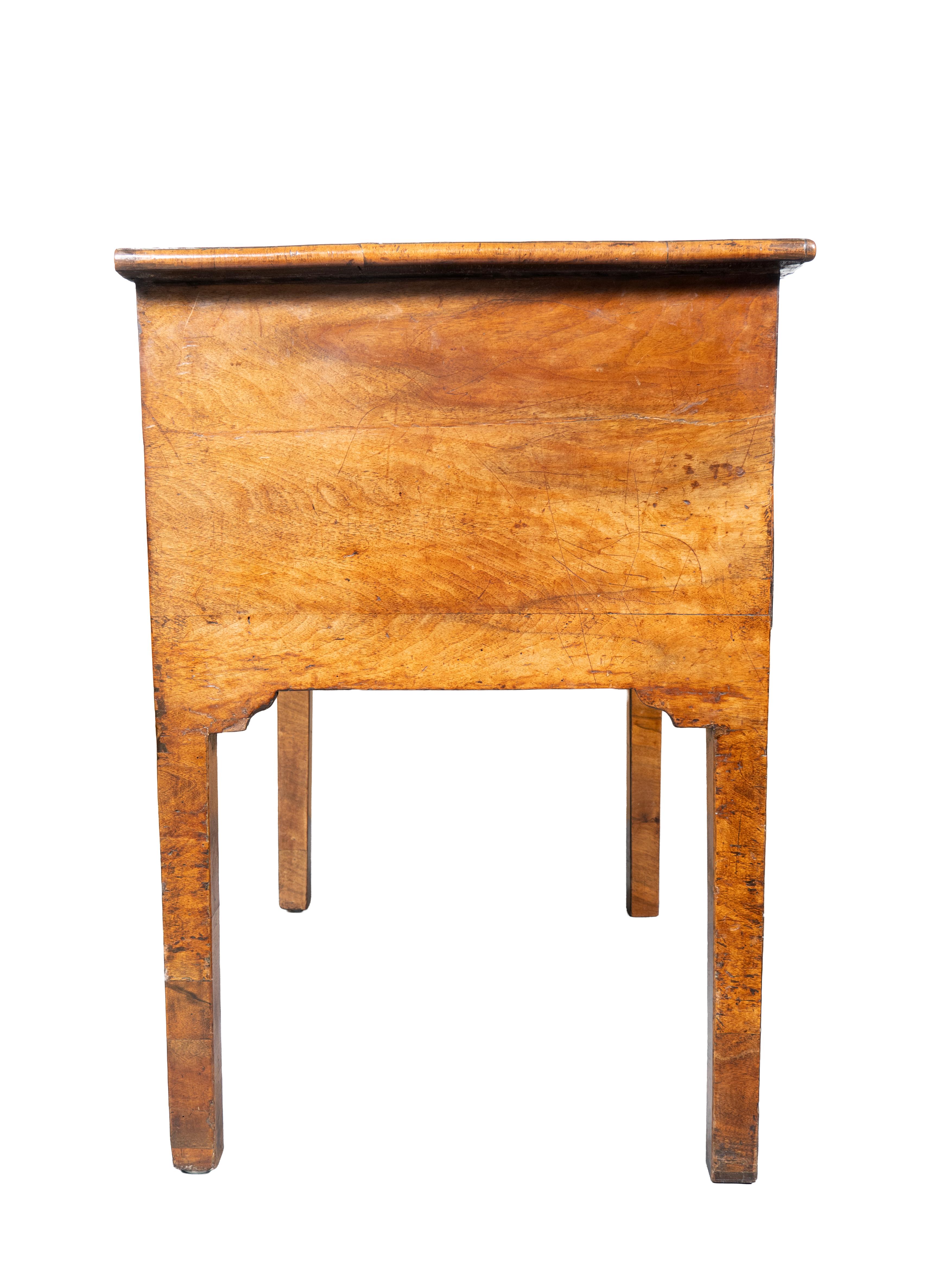 George II Walnut Lowboy In Good Condition For Sale In Essex, MA