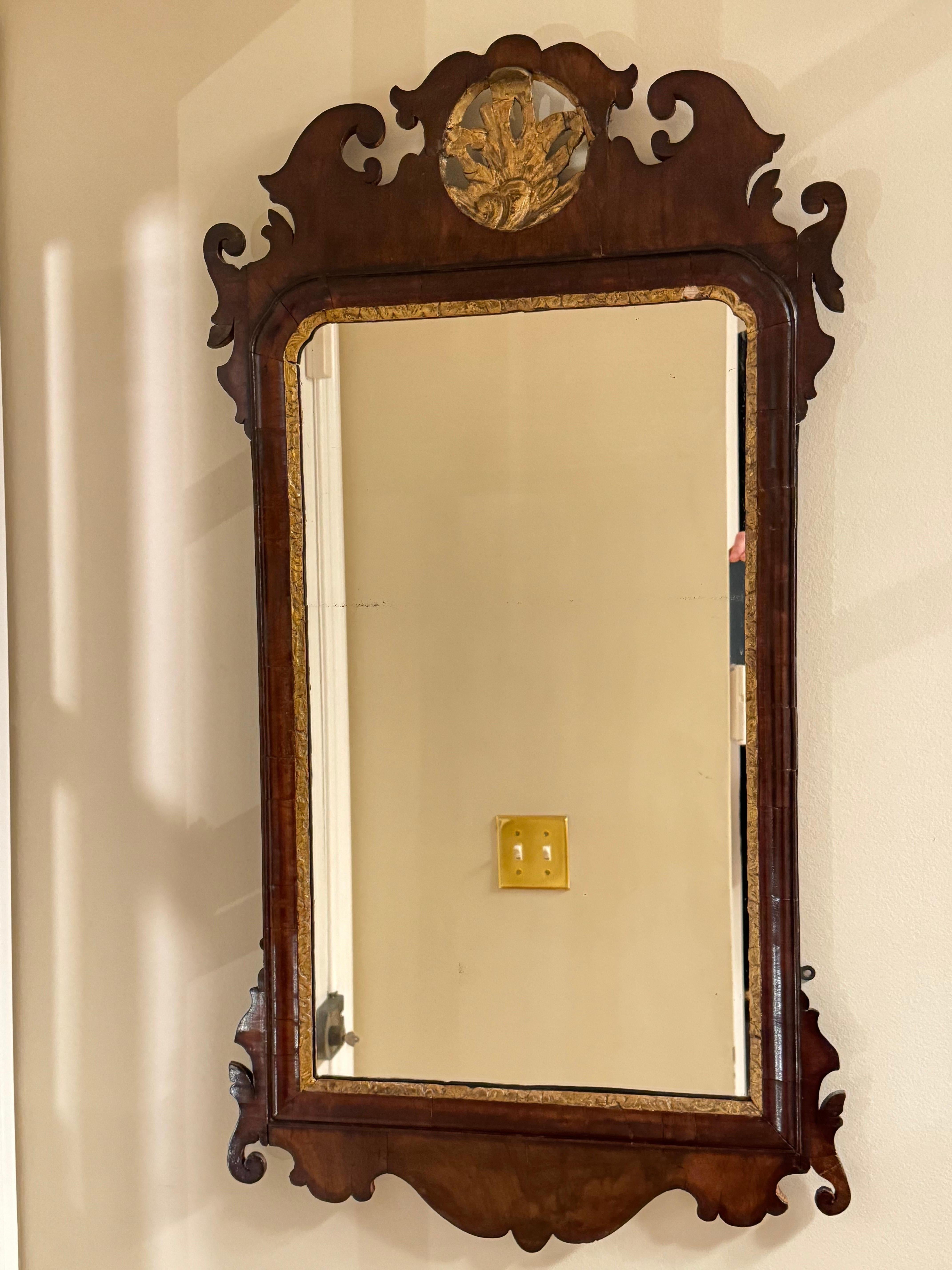 Giorgio II Specchio da parete George II in noce e dorato a pacchi in vendita